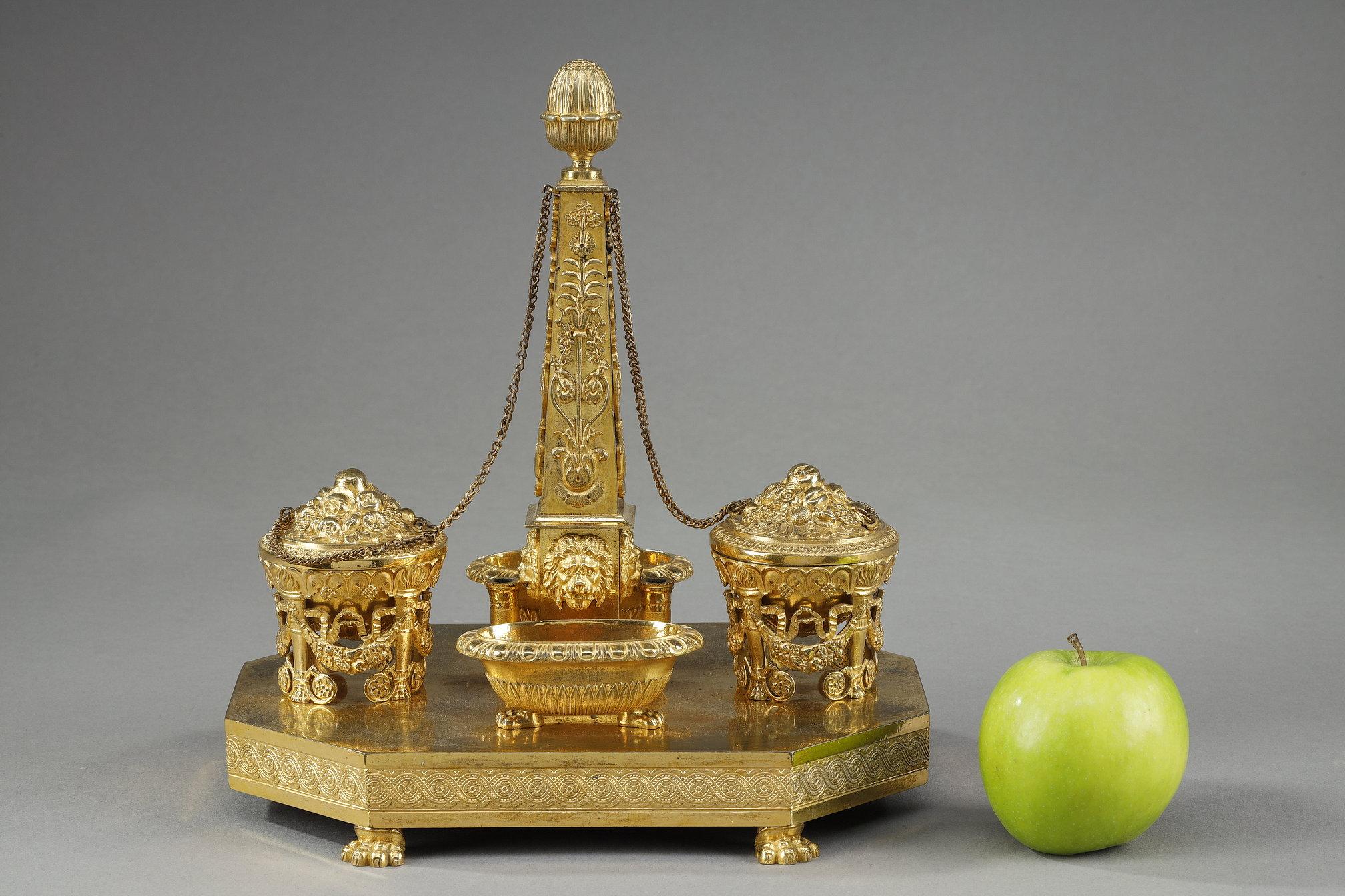 Obelisken-Tintenfass aus vergoldeter Bronze der Empirezeit (Frühes 19. Jahrhundert) im Angebot