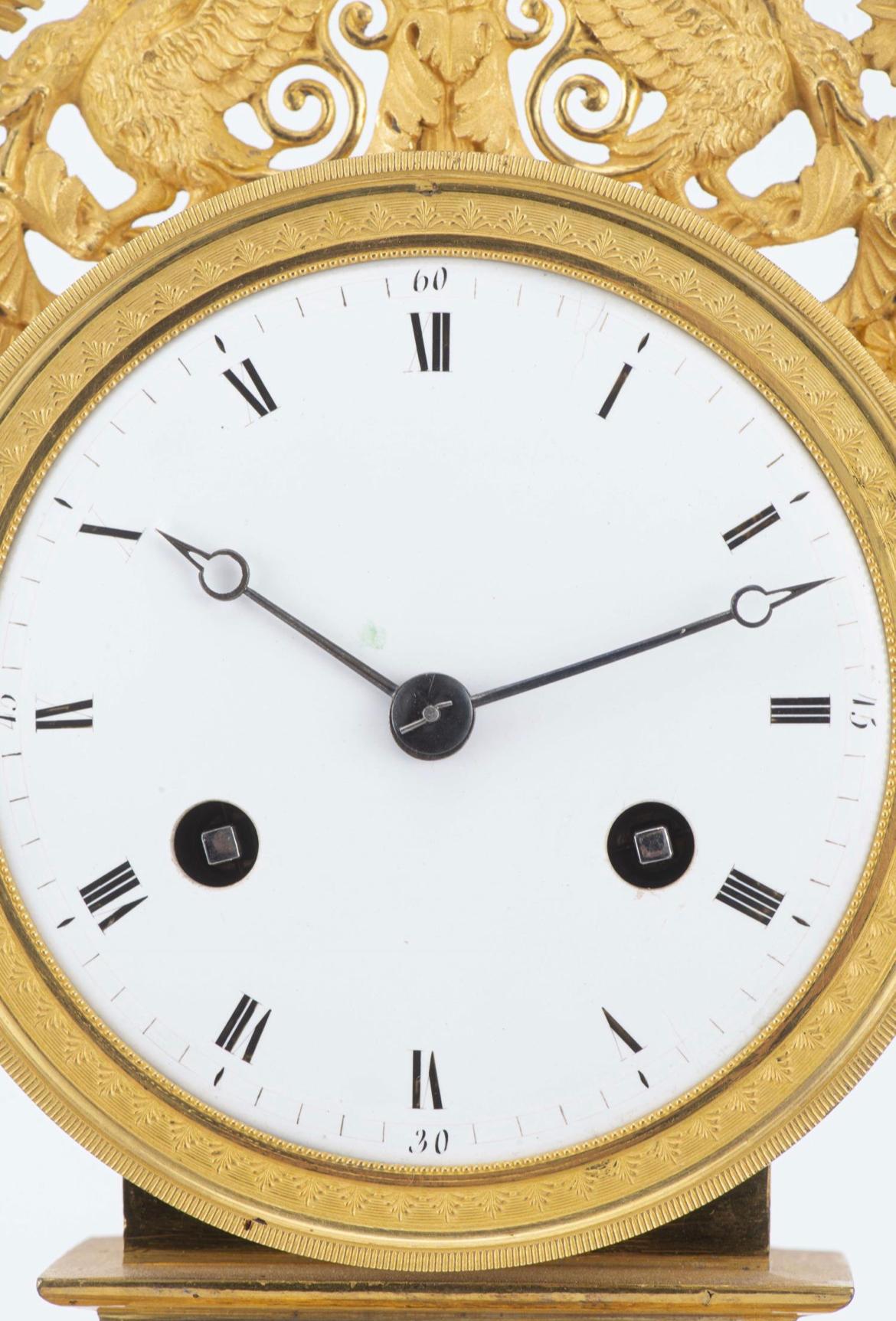 XIXe siècle Horloge de cheminée d'époque Empire en bronze, France avant 1840 en vente