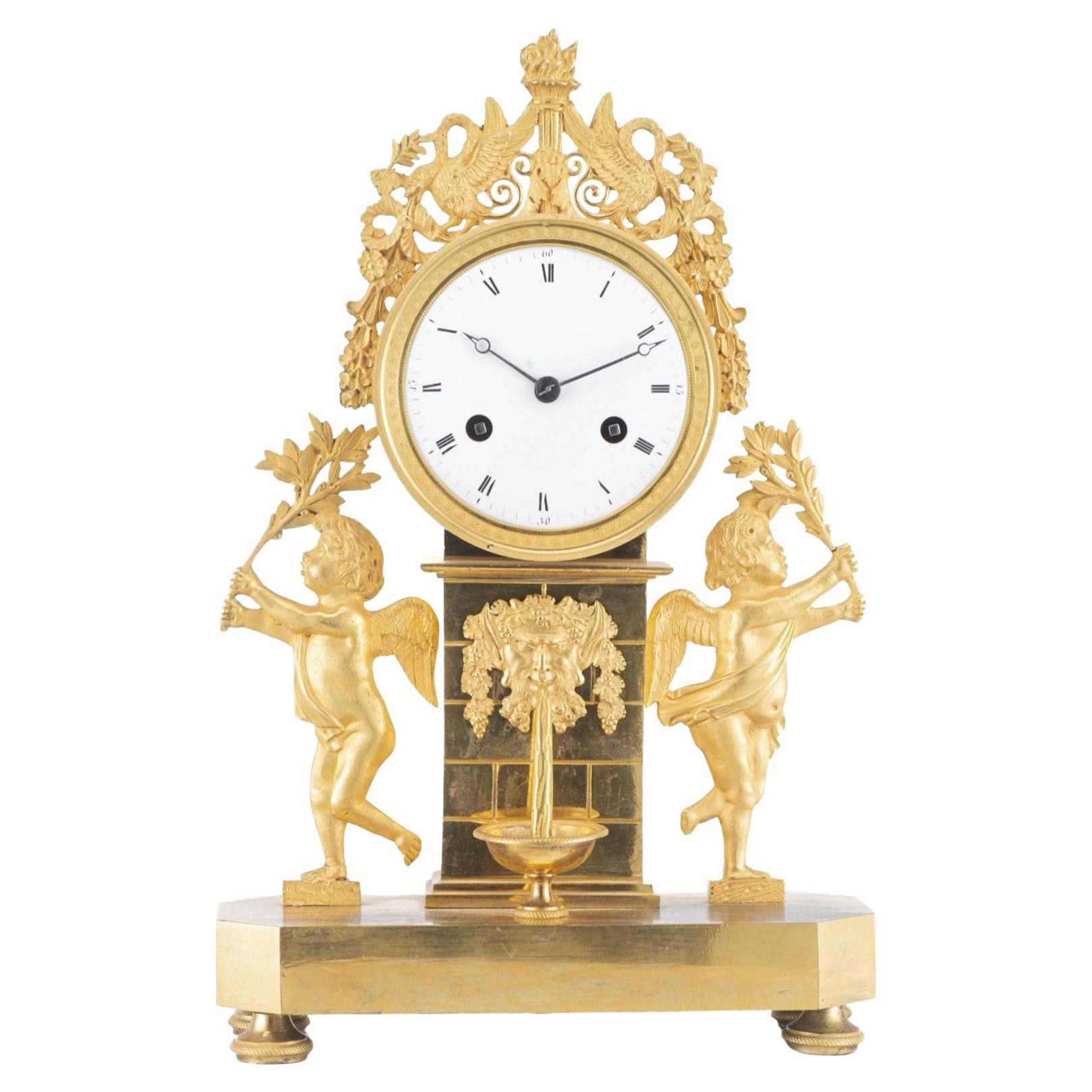 Horloge de cheminée d'époque Empire en bronze, France avant 1840 en vente