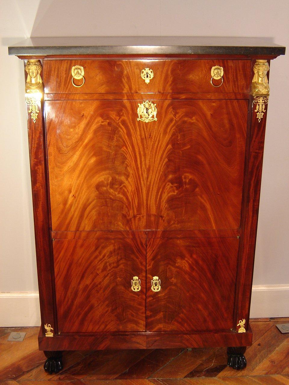 Beautiful mahogany desk and mahogany veneer, dating from the early 19th century, Empire period attributed to Pierre-Benoit Marcion (1769-1840), Napoleon cabinetmaker, opening a drawer at the top, a flap discovering a locker with eight drawers,
