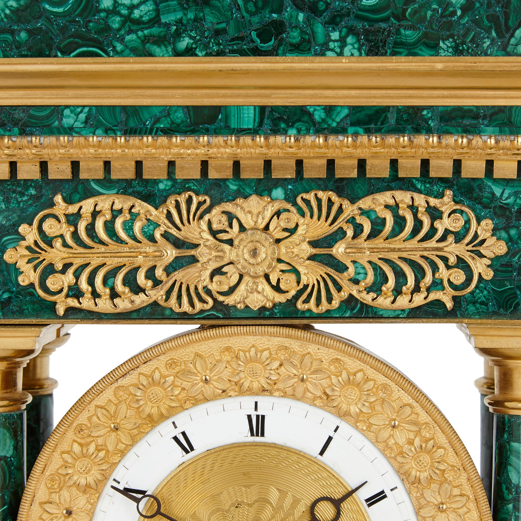 Placage Pendule de cheminée néoclassique d'époque Empire en malachite et bronze doré en vente
