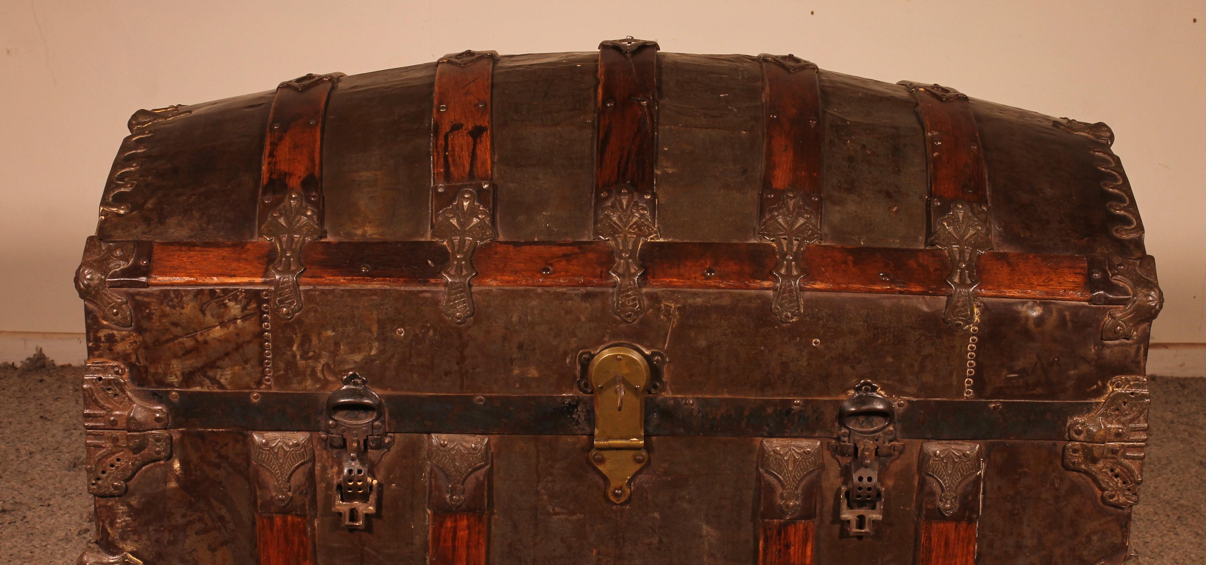Superb officer's trunk in wood and iron from the Empire period 19 century

Very beautiful and rare trunk covered with a thin layer of iron and resting on wheels
Very beautiful work of wrought iron
It has its leather carrying handles where we can