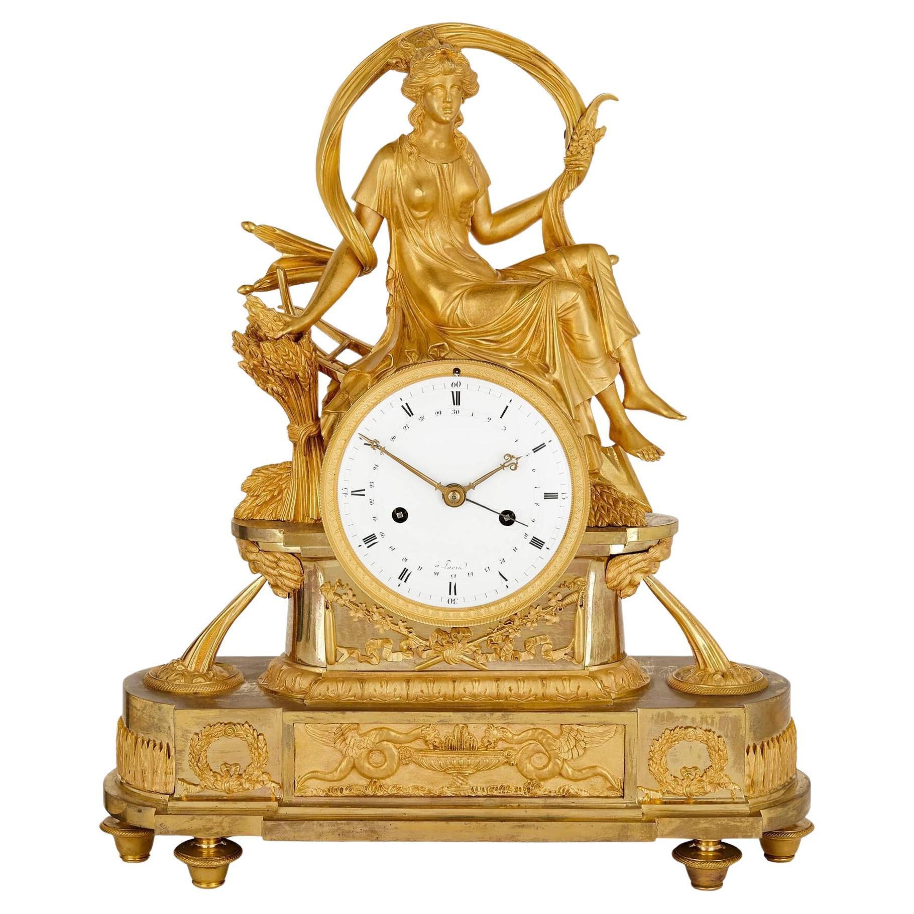 Pendule de cheminée d'époque Empire en céramique dorée et émaillée d'après Thomire