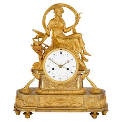 Pendule de cheminée d'époque Empire en céramique dorée et émaillée d'après Thomire