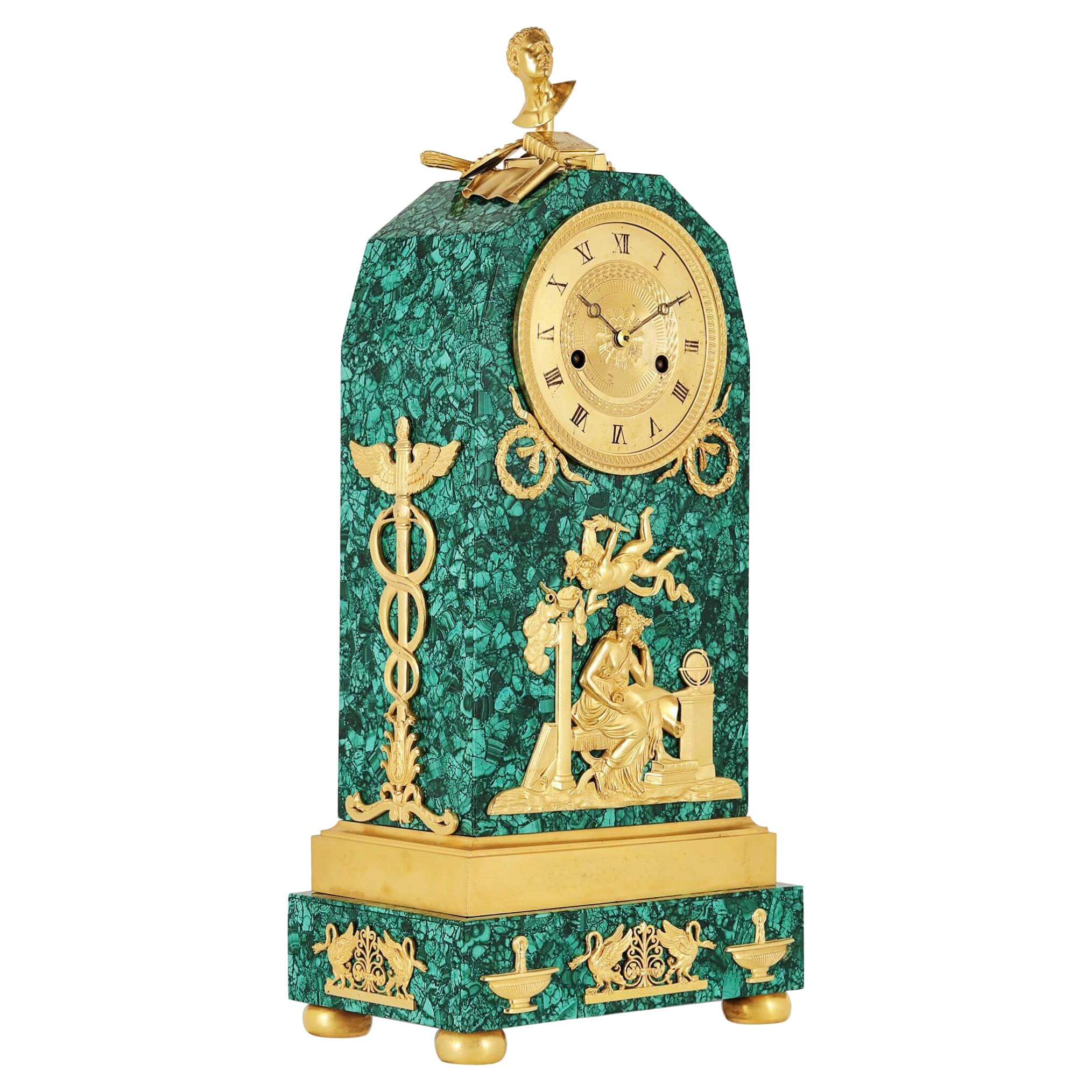 Pendule de cheminée allégorique en malachite montée en bronze doré d'époque Empire