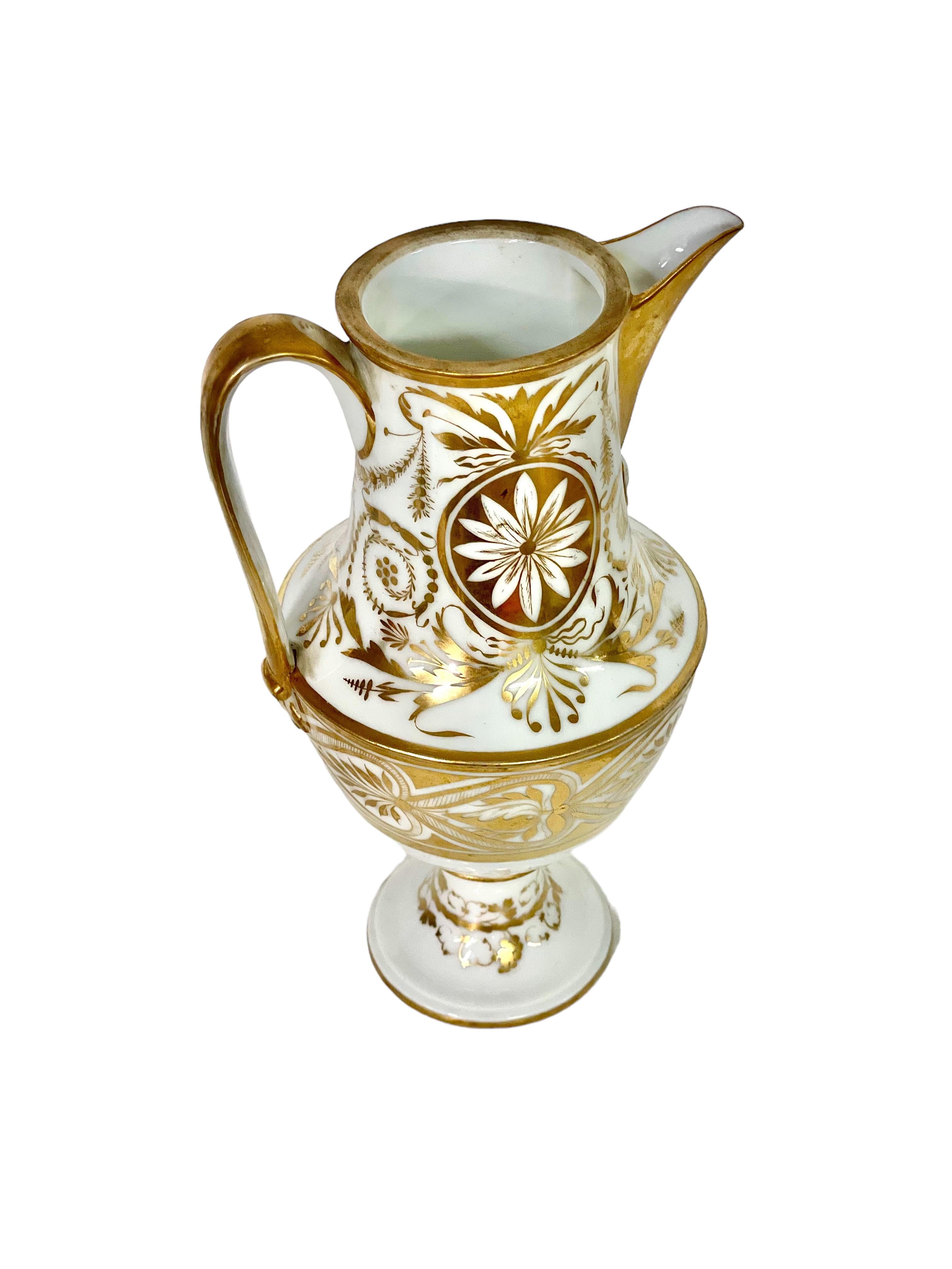 Empire Period Porcelain de Paris Water Pitcher with Gilt Decoration In Good Condition For Sale In LA CIOTAT, FR