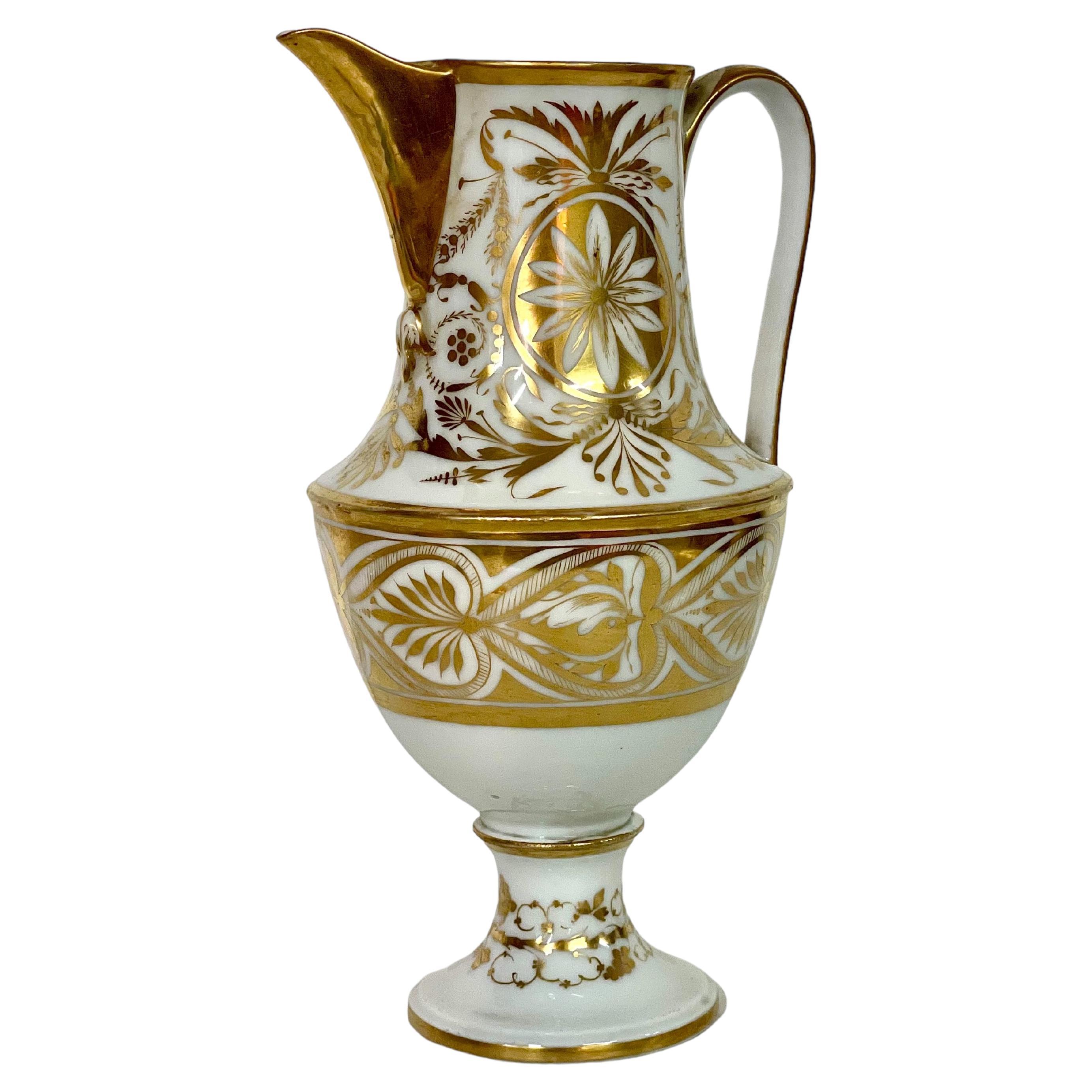 Pichet à eau de Paris d'époque Empire avec décoration dorée