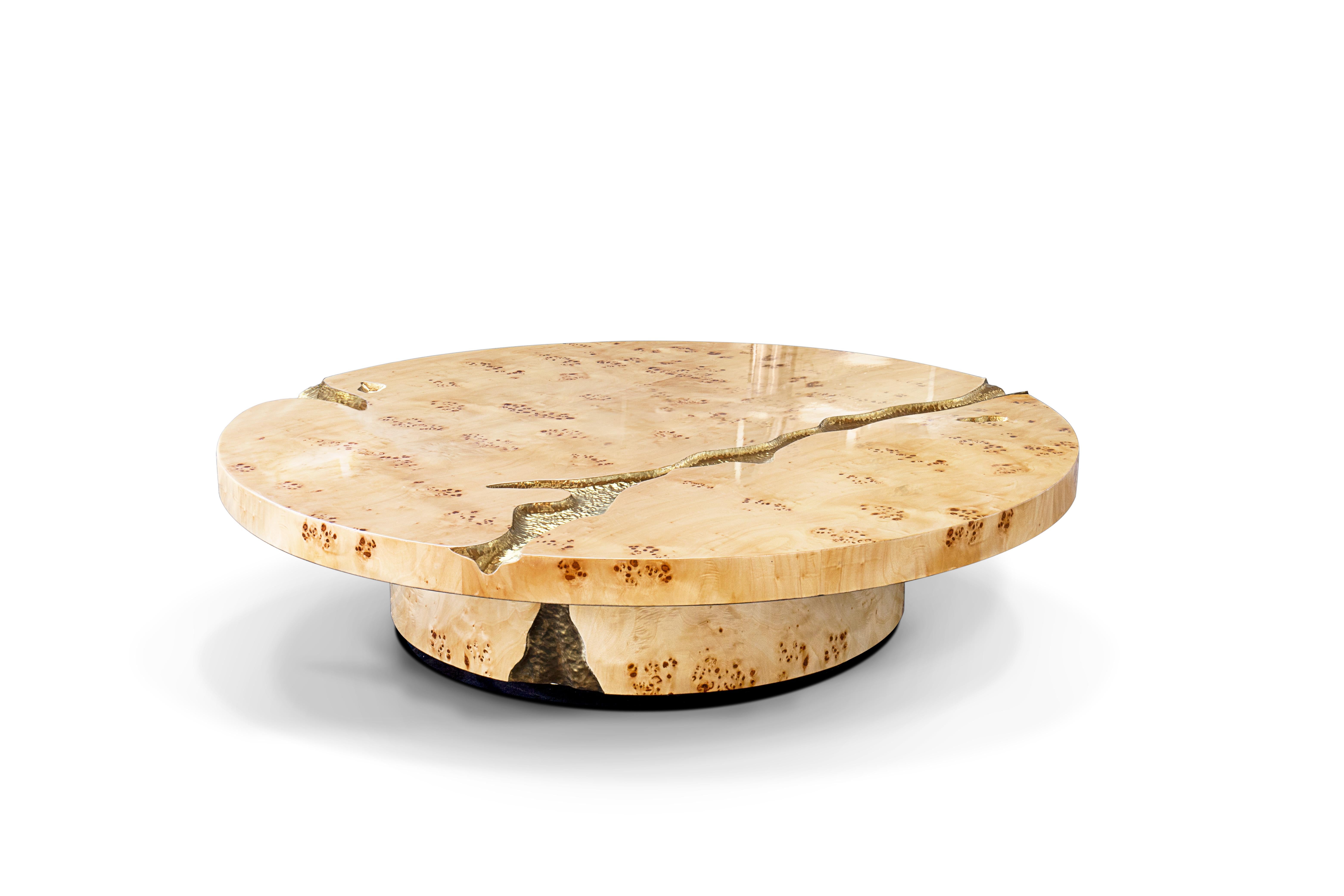 L'Empire Center Table se trouve au cœur même des événements et des célébrations les plus mémorables. Il donne lieu à des conversations intéressantes et à des années de toasts, symbolisant l'union de l'amitié et la célébration de la vie. Conçue et