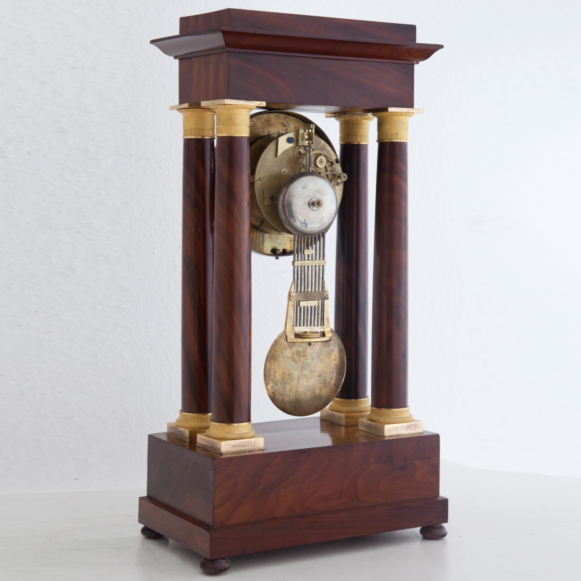 Portal-Uhr des Empire, Frankreich, frühes 19. Jahrhundert im Angebot 1