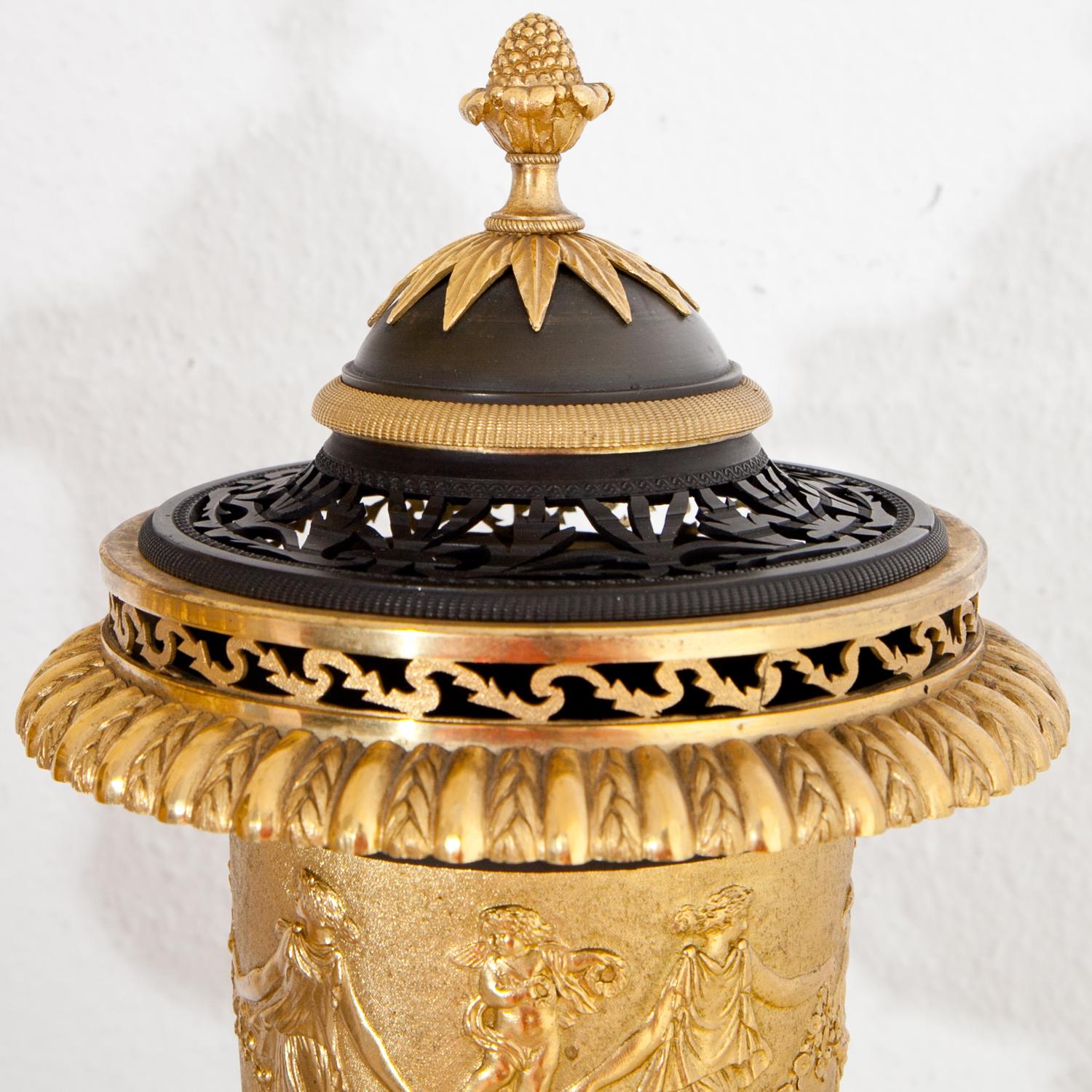 Doré Paire d'urnes Empire Brûle-Parfum, France, vers 1805 en vente