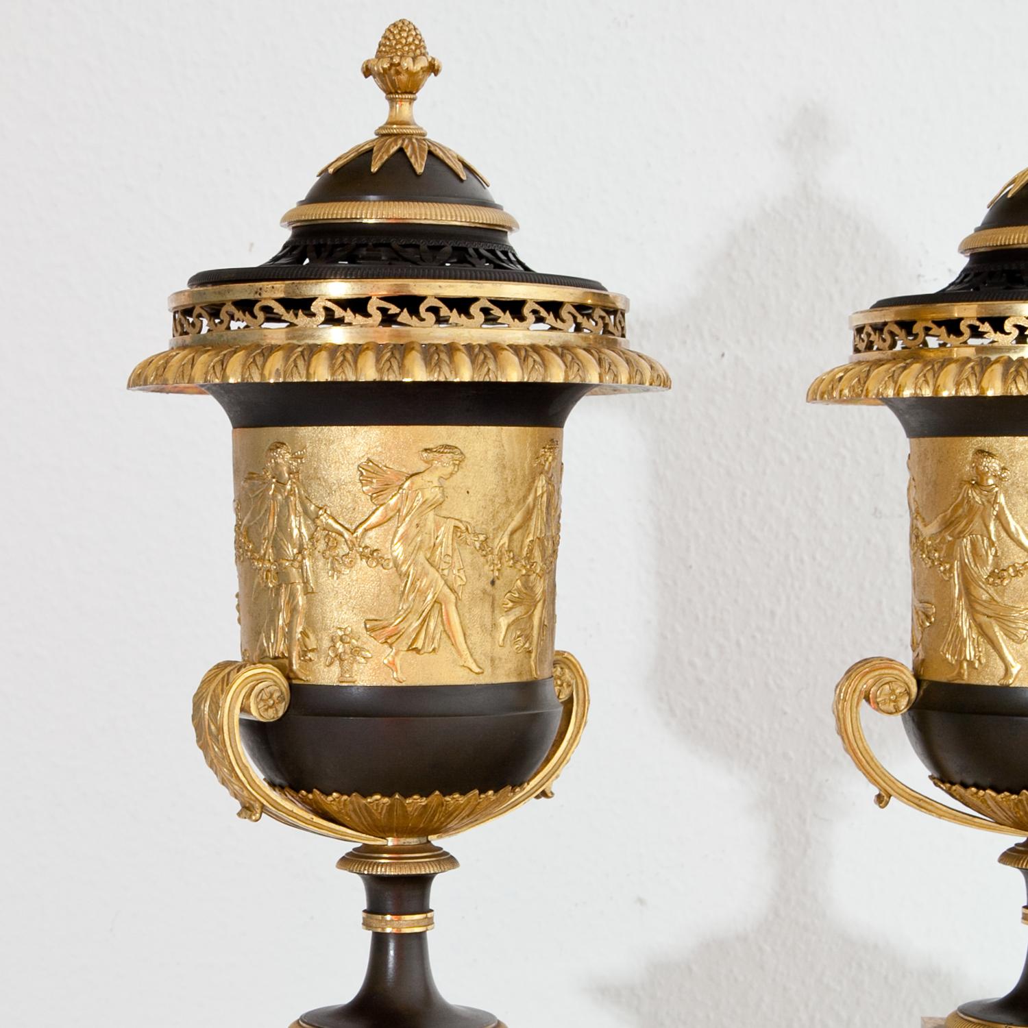 Bronze Pair of Empire Brûle-Parfum Urns, France, circa 1805 For Sale