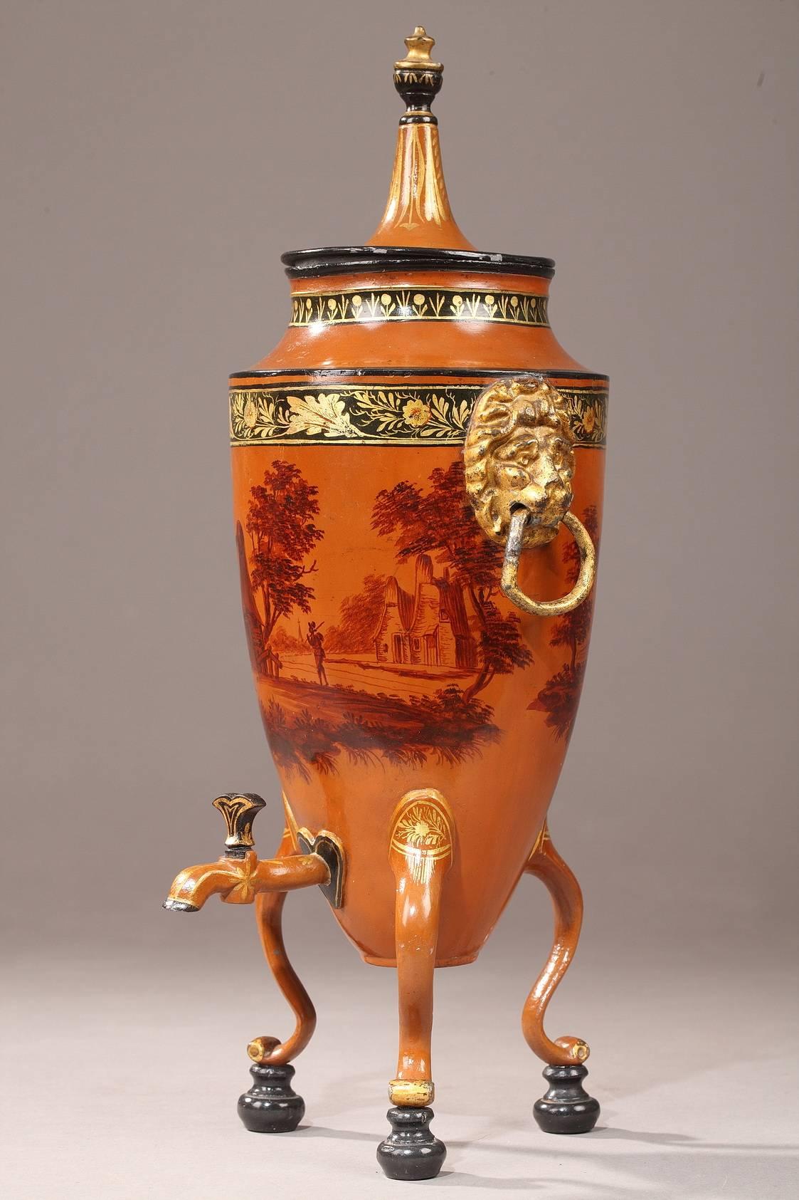 Pair of beverage dispensers in caramel-colored lacquered tin. They are decorated with monochrome village scenes and landscapes dotted with ruins. The upper part of the paunches and the necks are embellished with floral friezes painted with gold.