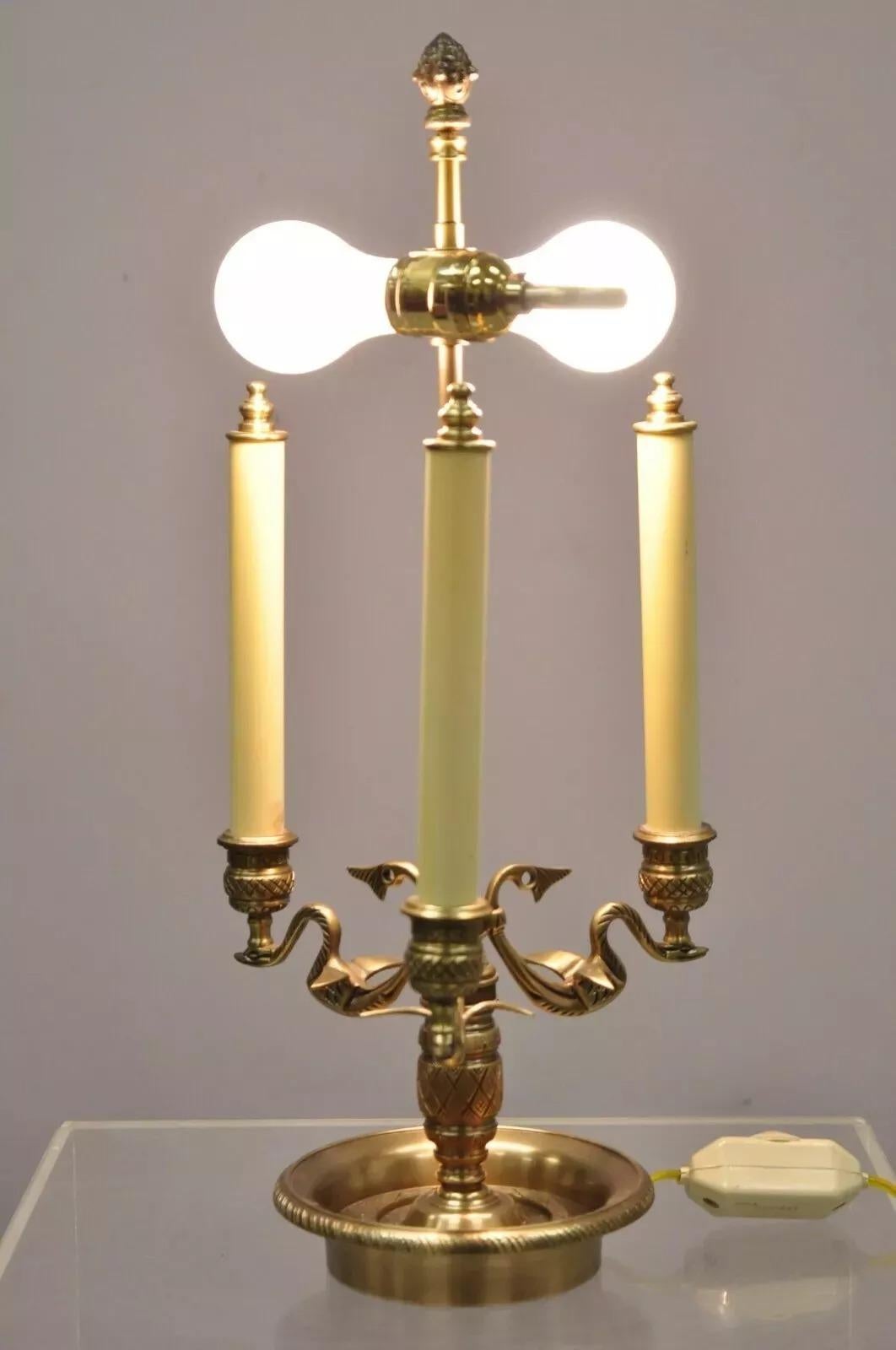 Lámpara de sobremesa Bouillotte de latón estilo Imperio Regencia con cisnes (B). Artículo con 3 palos decorativos para velas, plato inferior de latón, 3 cisnes alados, forma de latón macizo, artículo vintage muy bonito. Mediados del siglo XX.