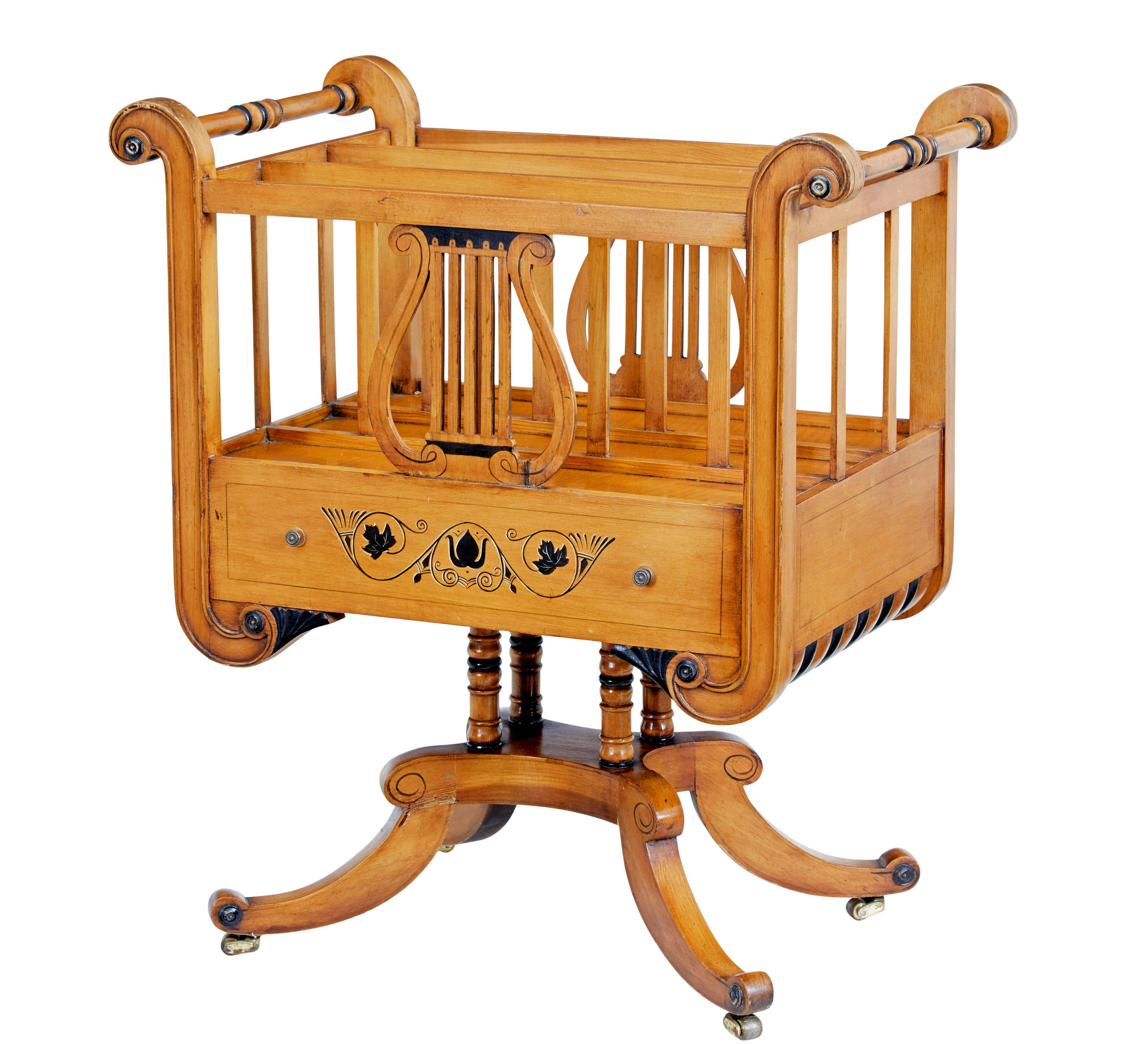 Scaffale Canterbury in legno satinato intarsiato in stile Impero del 1980 circa.

Riproduzione del 1980 di un canterbury in stile impero.  3 scomparti per riporre riviste e giornali, con un unico cassetto sottostante.  Si regge su una base