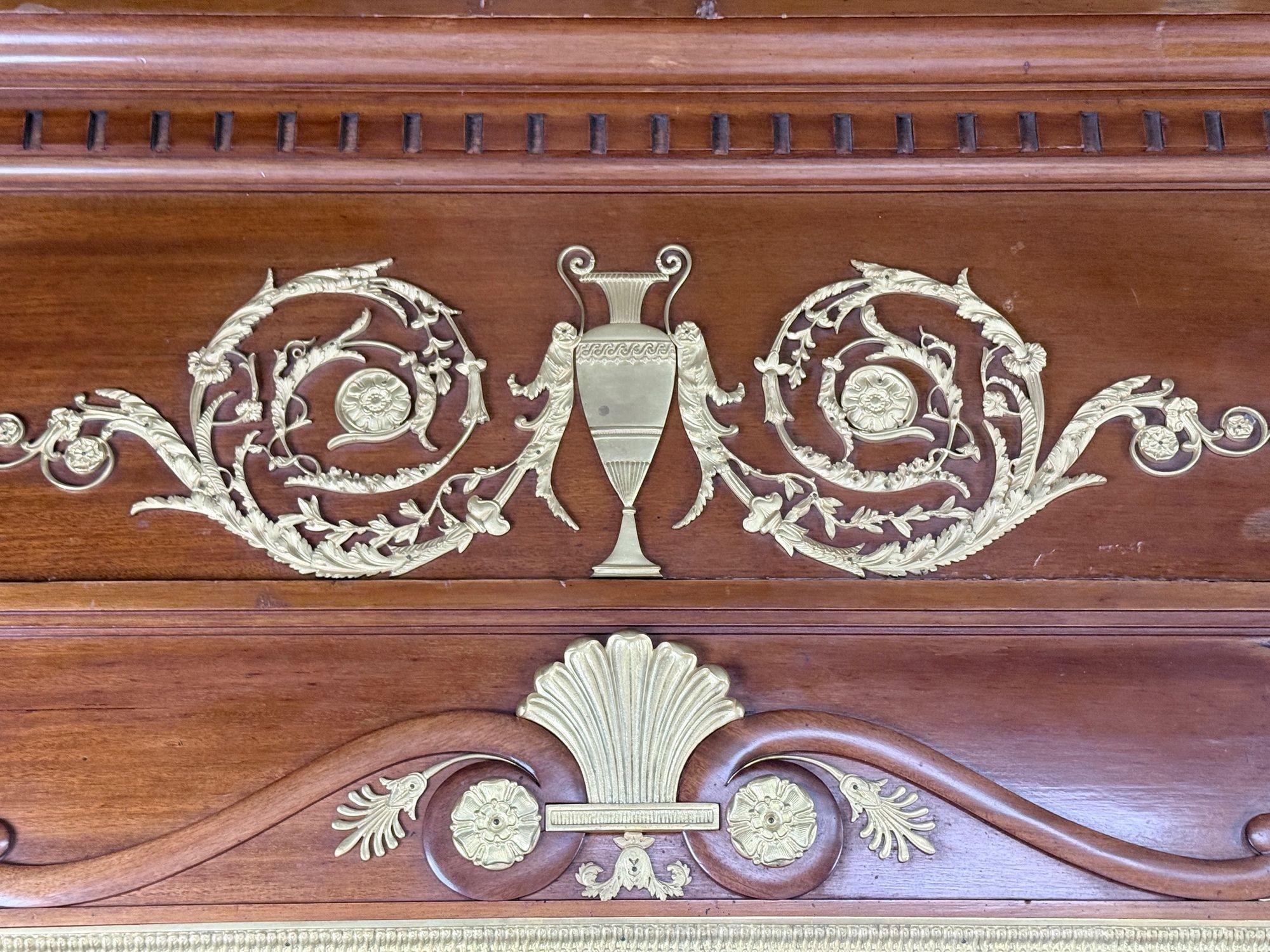 Specchio e console monumentale in mogano e bronzo, Francia, XIX secolo. in vendita 6