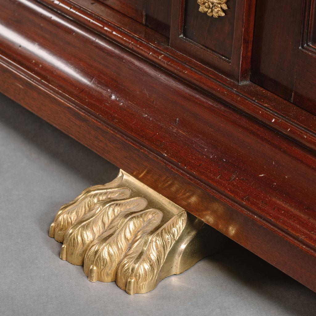 Un imponente buffet a due livelli in mogano montato in bronzo dorato in stile Impero. 

Di qualità superba, questo raffinato buffet ha un piano in marmo di forma rettangolare con un fregio contenente due cassetti sostenuti da eccezionali supporti