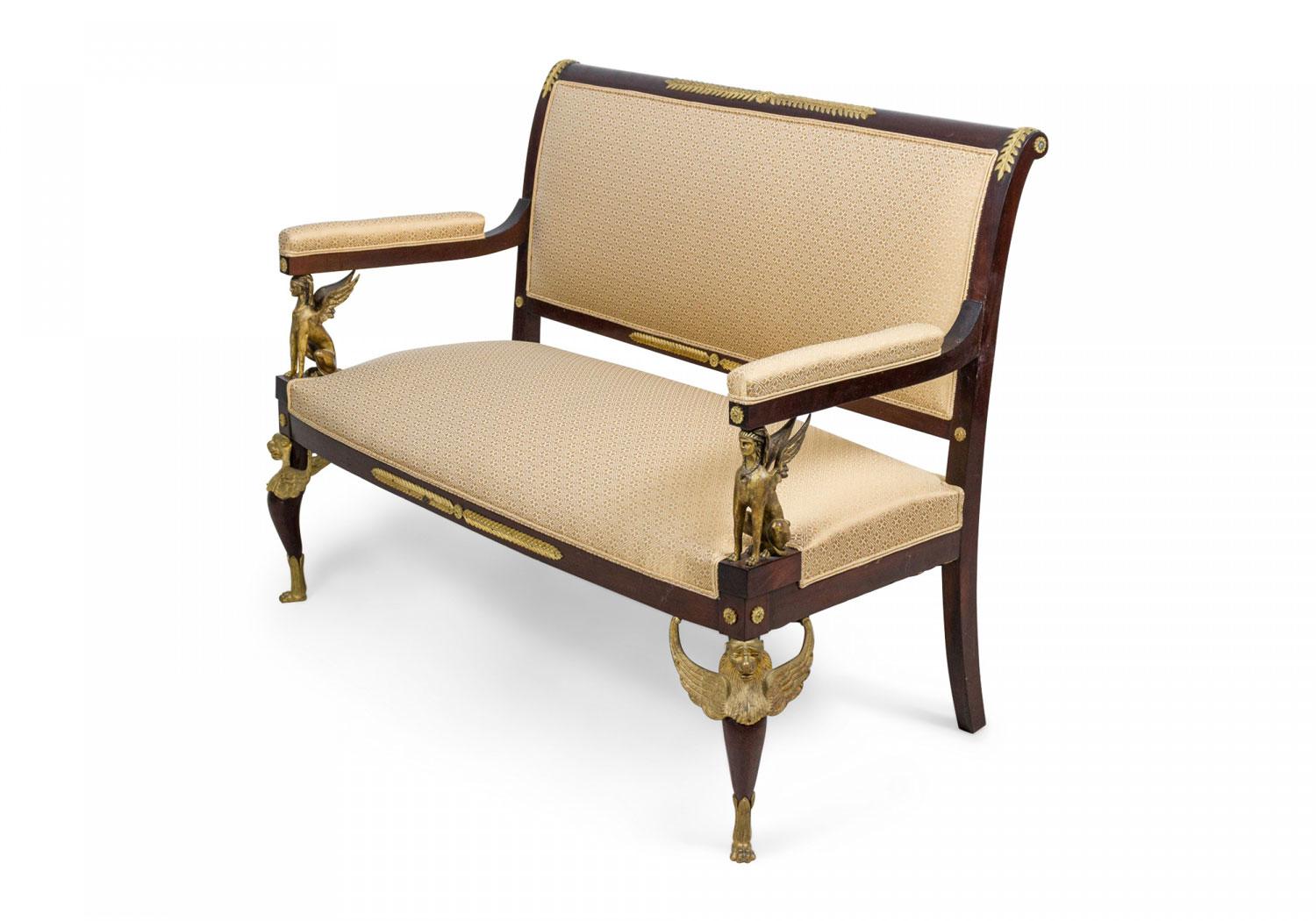 Ensemble de salon néo-Empire français (3e quart 19e siècle) composé de 7 pièces, comprenant un canapé, 2 fauteuils et 4 chaises d'appoint, avec des châssis en acajou montés avec des ornements en bronze doré, recouverts d'un tissu beige et or à