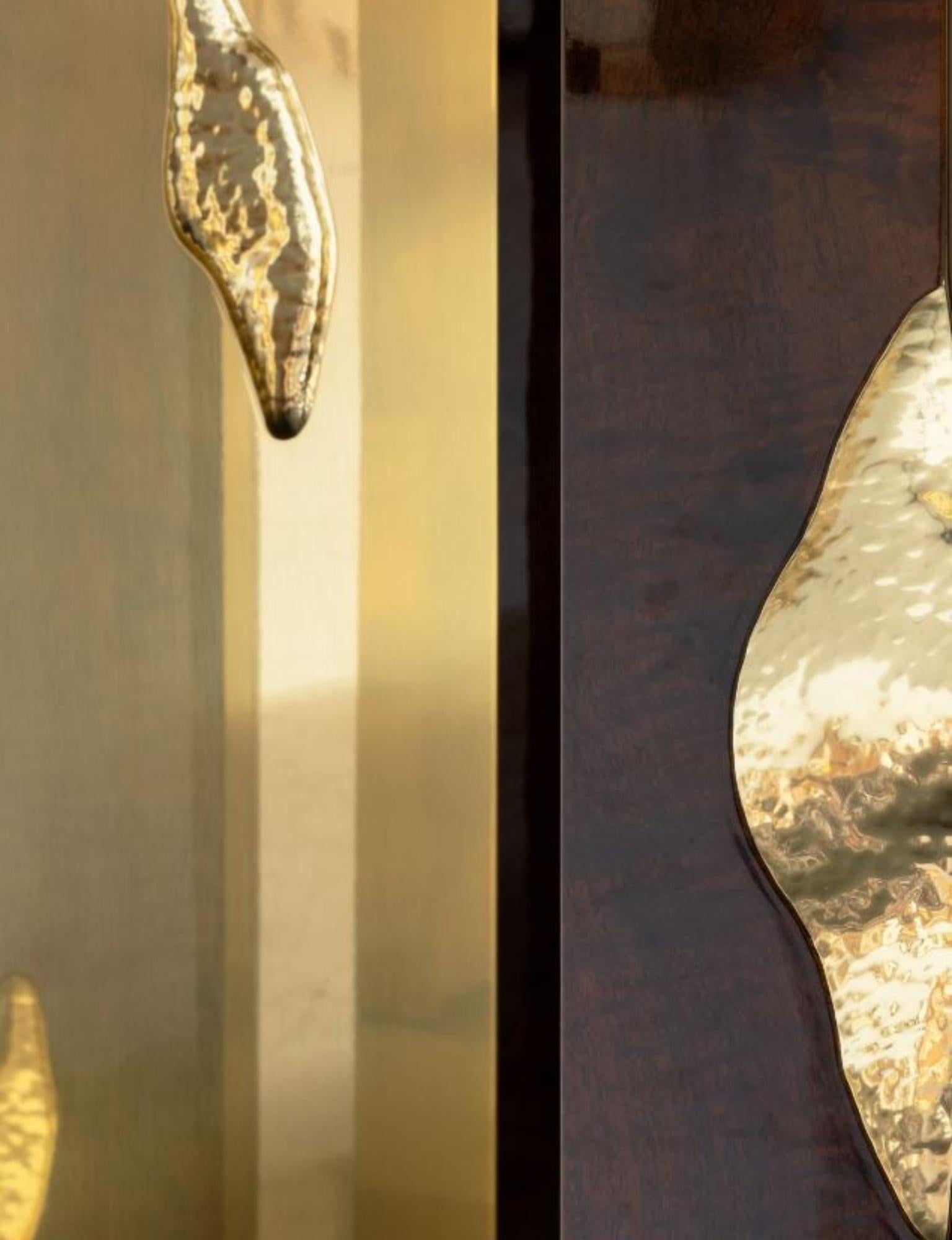 XXIe siècle et contemporain Table de salle à manger ronde Empire en bois et placage fait main - Boca do Lobo en vente
