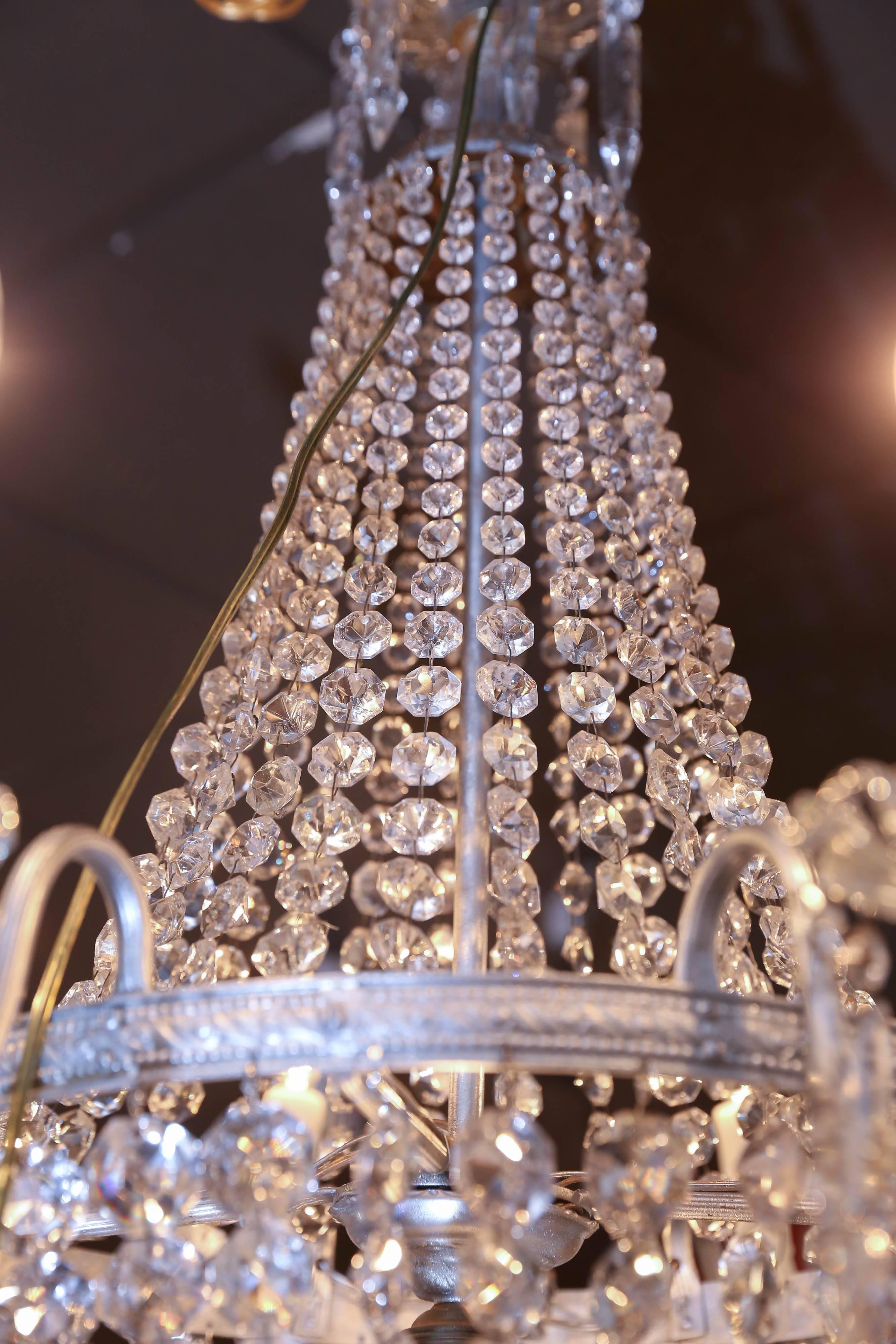 Empire Sac-de-Pearl Continental Nine-Light Chandelier In Excellent Condition In Houston, TX