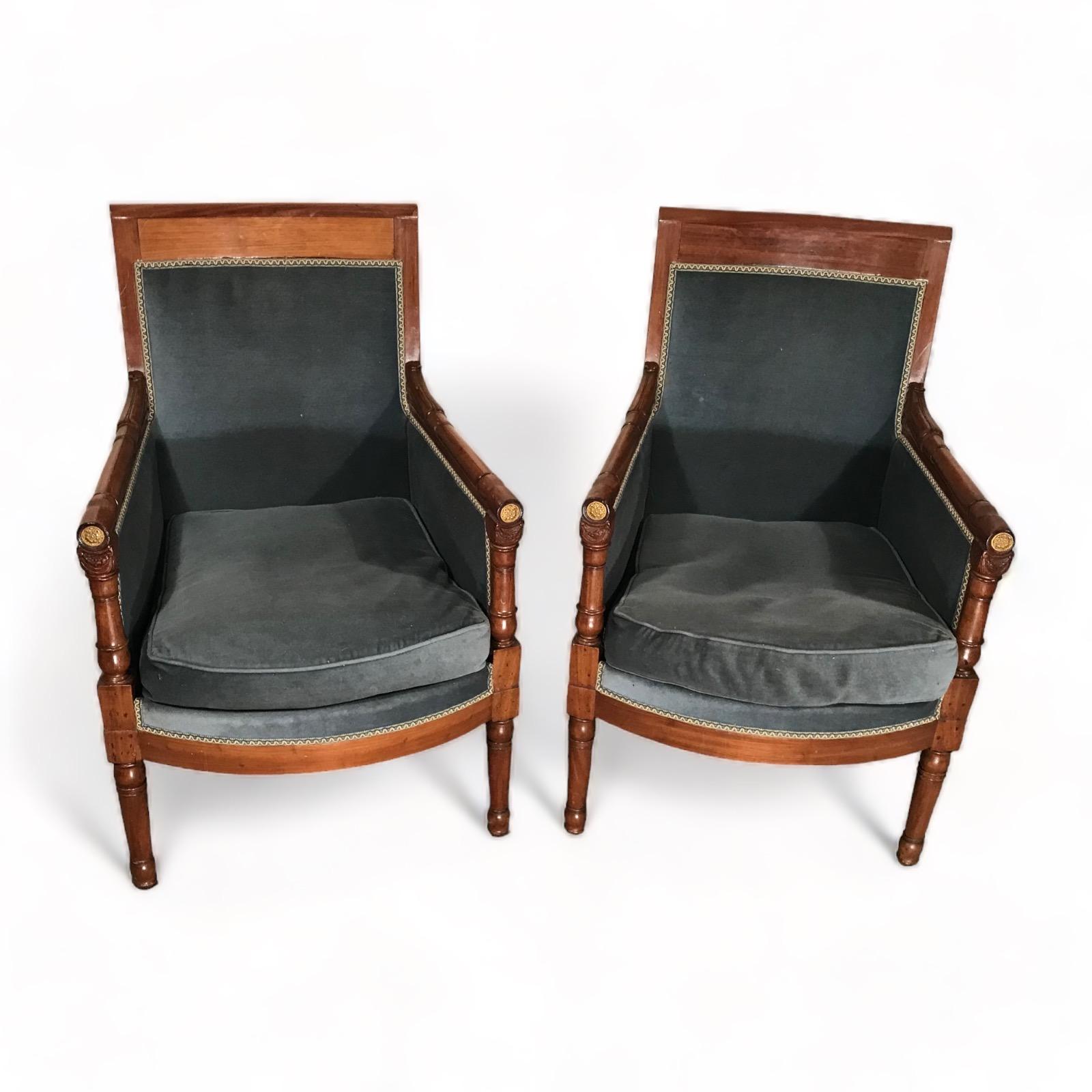 Suite de salon Empire, France 1810
Remontez le temps jusqu'à l'époque opulente de la France du XIXe siècle avec l'exquise suite de salon Elegant Empire, fabriquée en 1810. Cet ensemble resplendissant témoigne de l'allure intemporelle du design