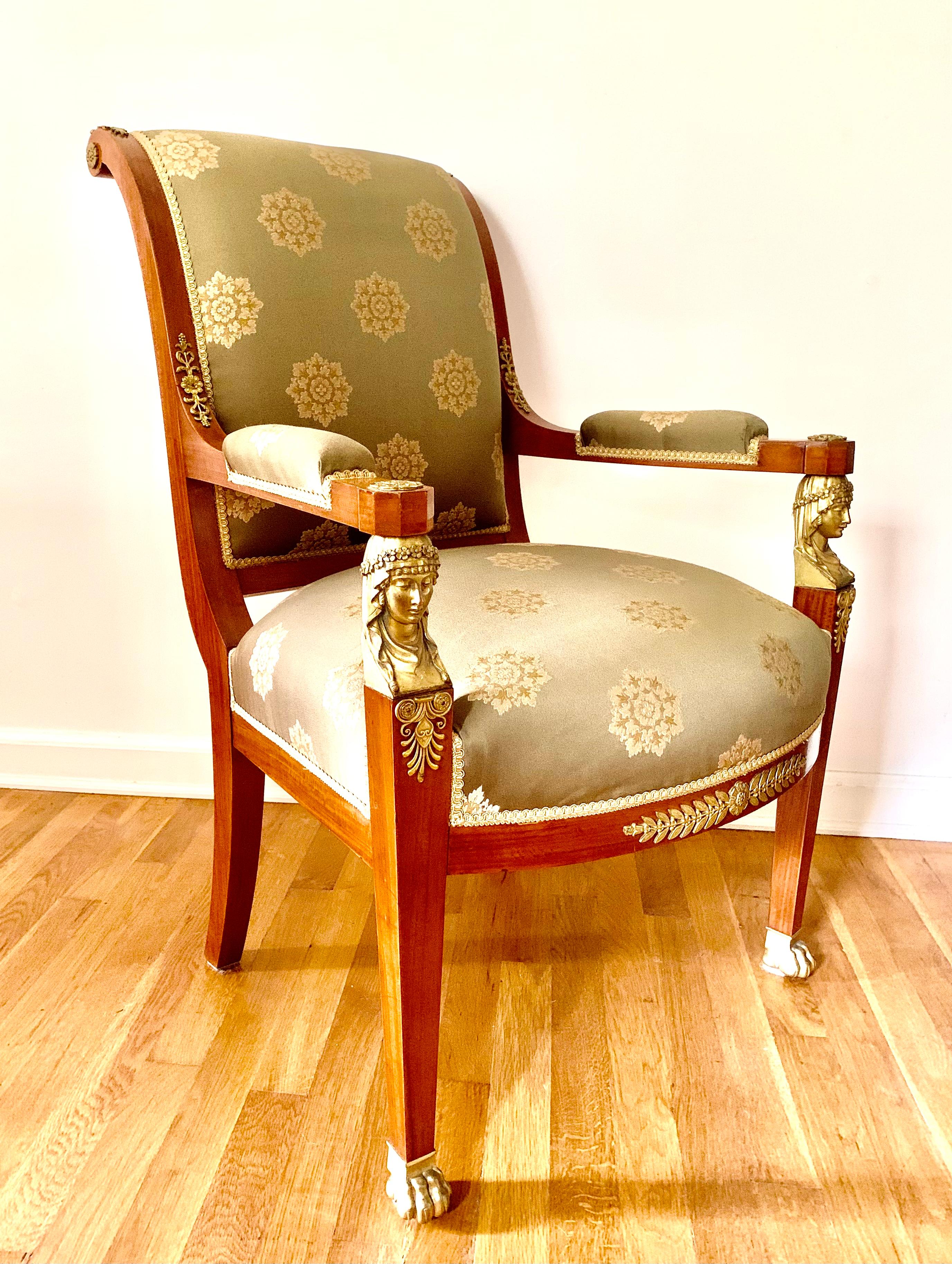 Luxuriöser französischer Empire-Stuhl aus dem 19. Jahrhundert, Periode Napoleon III, 1852-1870, Schreibtischstuhl aus satiniertem Holz mit vergoldeter Bronze. Feine, handziselierte, figurale Bronzebeschläge mit Darstellungen klassischer Jungfrauen