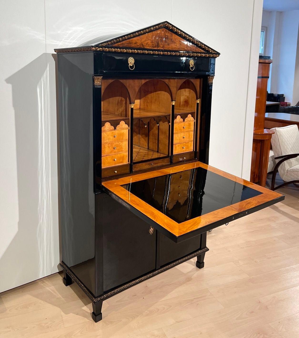 Secretaire Impero, Ebanizzato, Acero, Pittura a inchiostro, Ottone, Oro, Vienna circa 1815 In condizioni buone in vendita a Regensburg, DE