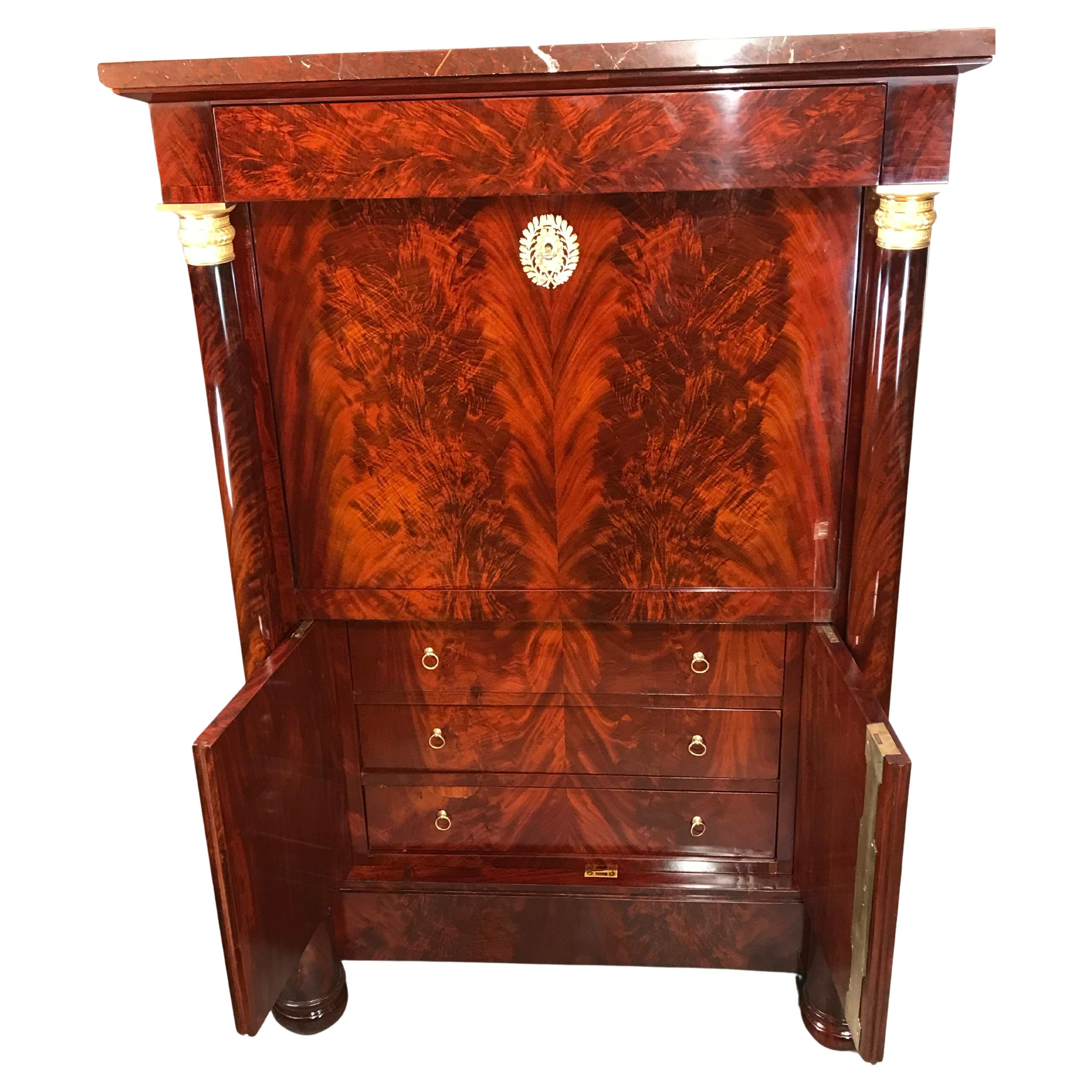 French Empire Secretary Desk, 19th Century – Mahogany Veneer, Marble Top, Bronze Details

This stunning 19th-century French Empire secretary desk is a true statement piece, showcasing the elegance and craftsmanship of the Empire period. The desk