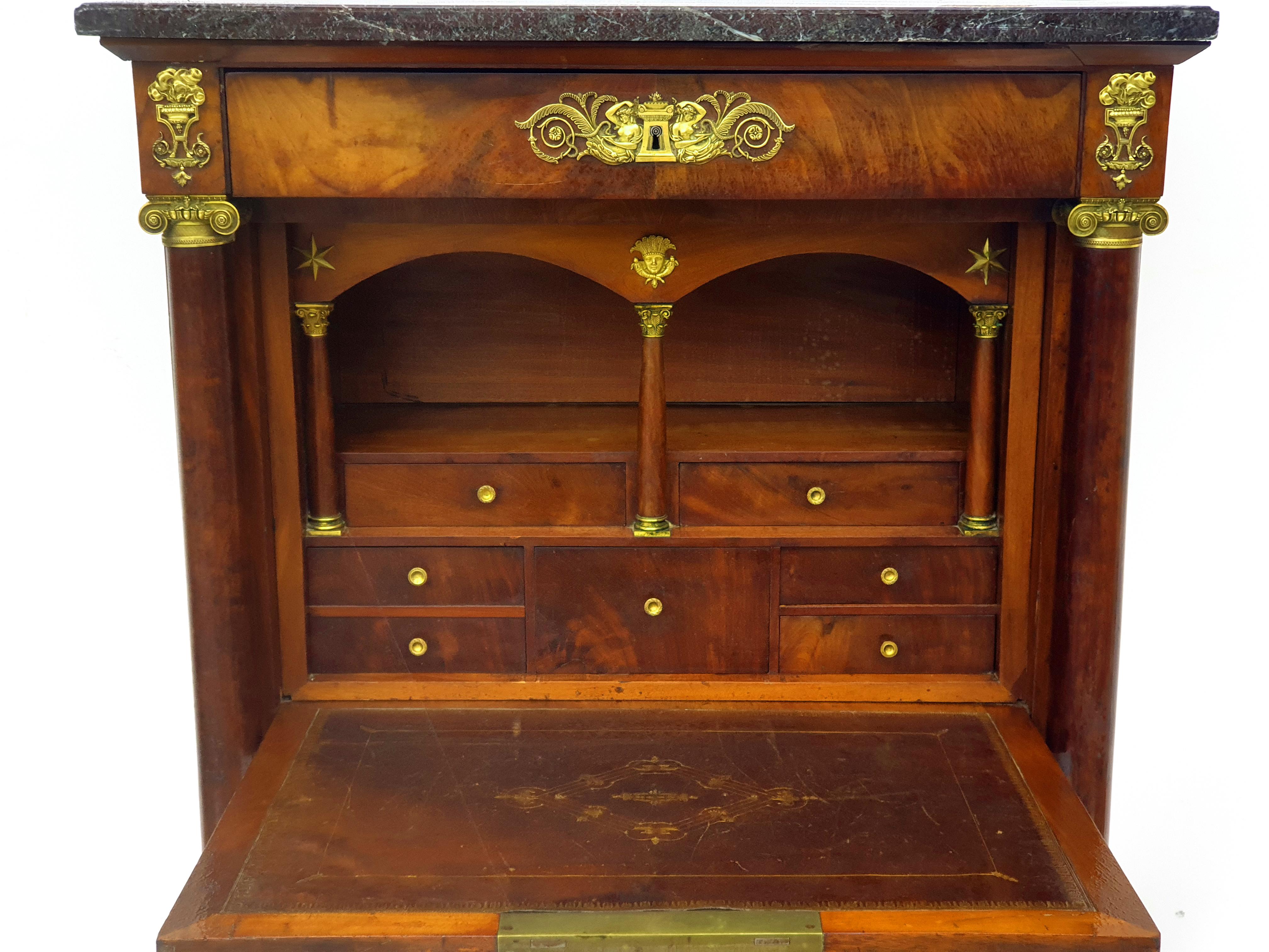 Elaborately designed, courtly Empire secretary / writing cabinet in mahogany, Paris, 1800s.

The secretary convinces with his rich, very finely worked, fire-gilded bronze applications. Dark green set, partly gilded paw feet with sculptured