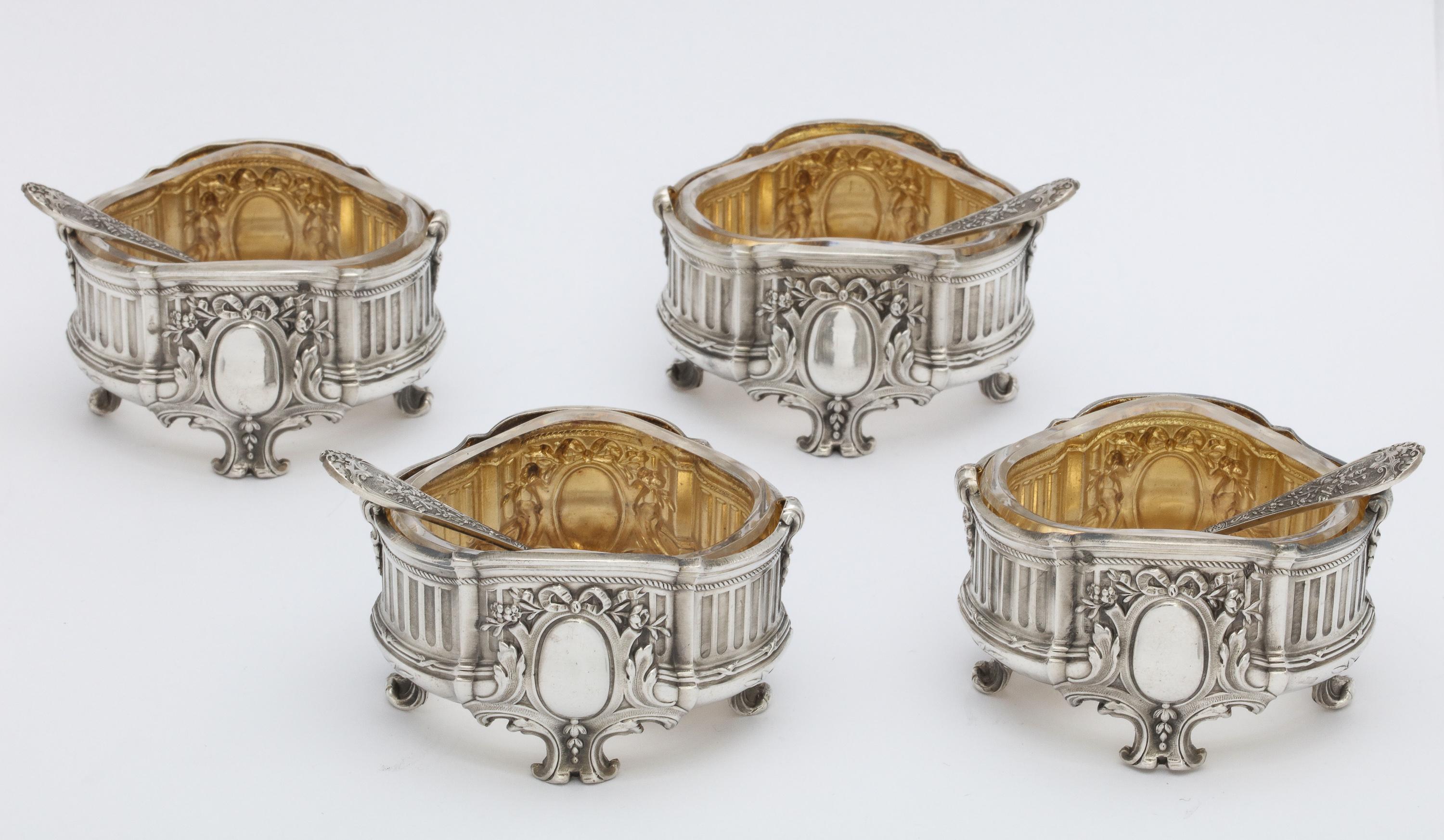 Ensemble de quatre salières Empire, en argent sterling (.950), avec cuillères et couvercles assortis, Paris, circa 1900, Isabelle Venner, fabricant. Chaque salière est dorée à l'intérieur (tout comme les bols de chacune des cuillères à sel