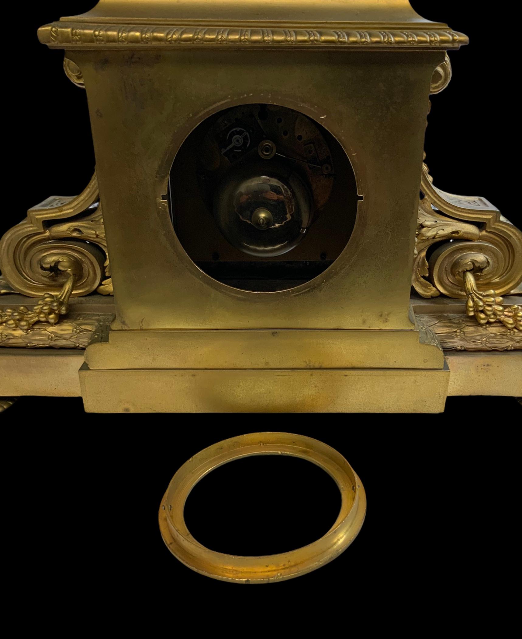 Pendule de cheminée Picard de style Empire en porcelaine de Sèvres montée sur bronze en vente 2