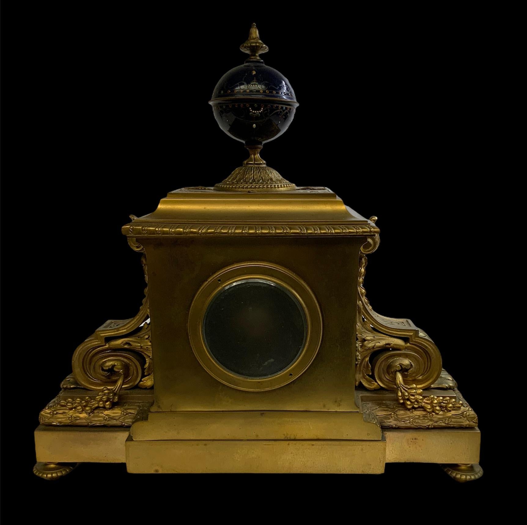 Empire Sevres-Stil Porzellan Bronze montierter Kaminuhr im Angebot 5