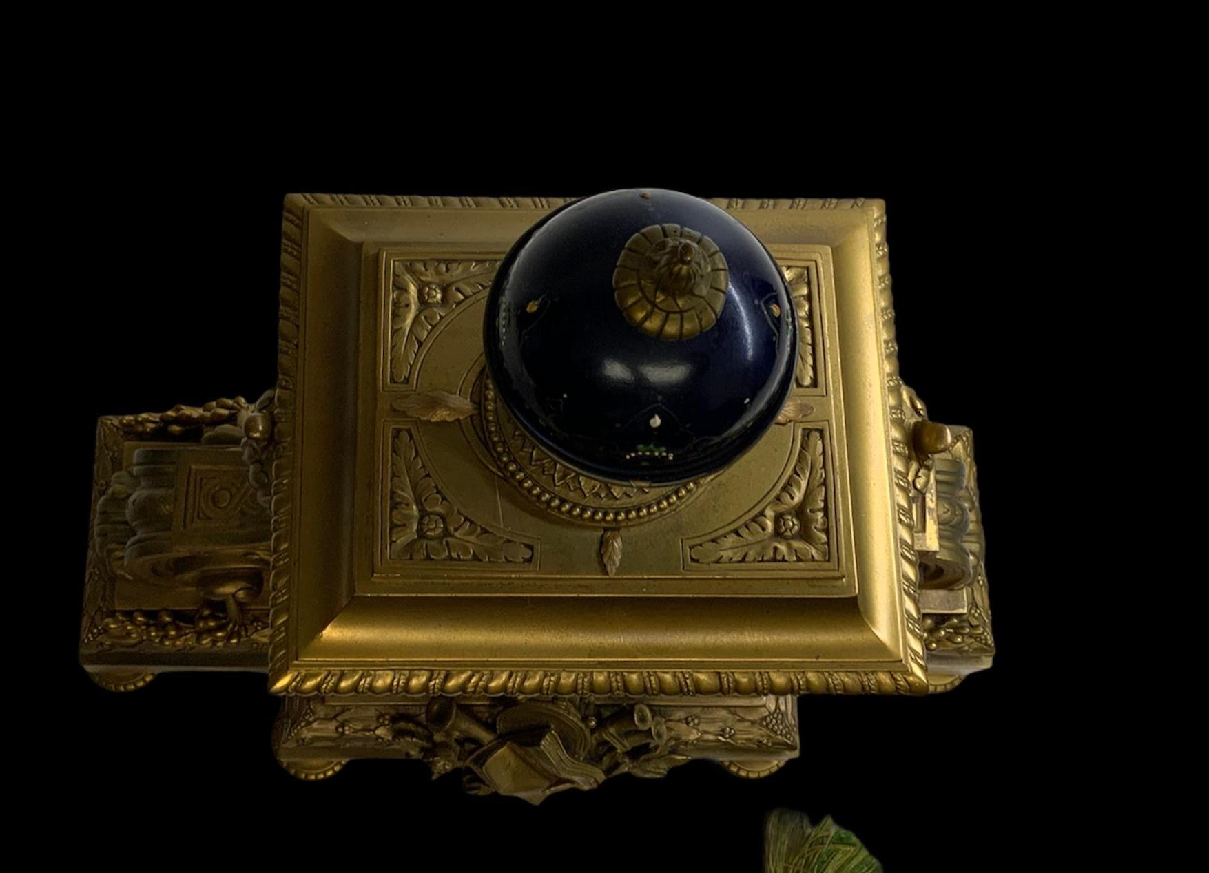 Pendule de cheminée Picard de style Empire en porcelaine de Sèvres montée sur bronze en vente 5