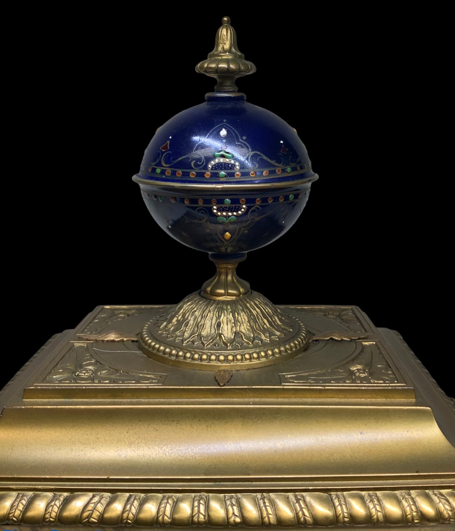 Pendule de cheminée Picard de style Empire en porcelaine de Sèvres montée sur bronze en vente 6