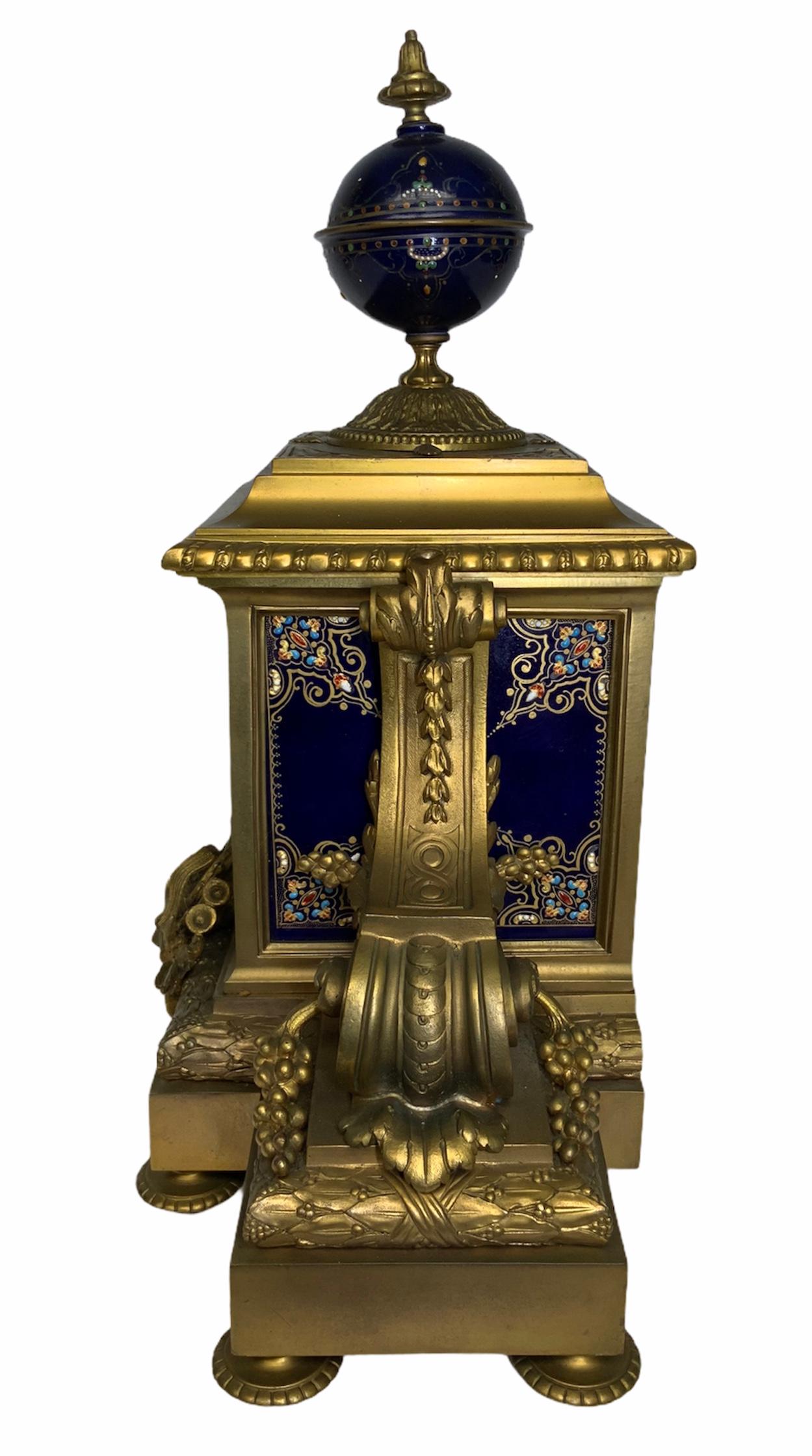 Pendule de cheminée Picard de style Empire en porcelaine de Sèvres montée sur bronze en vente 1