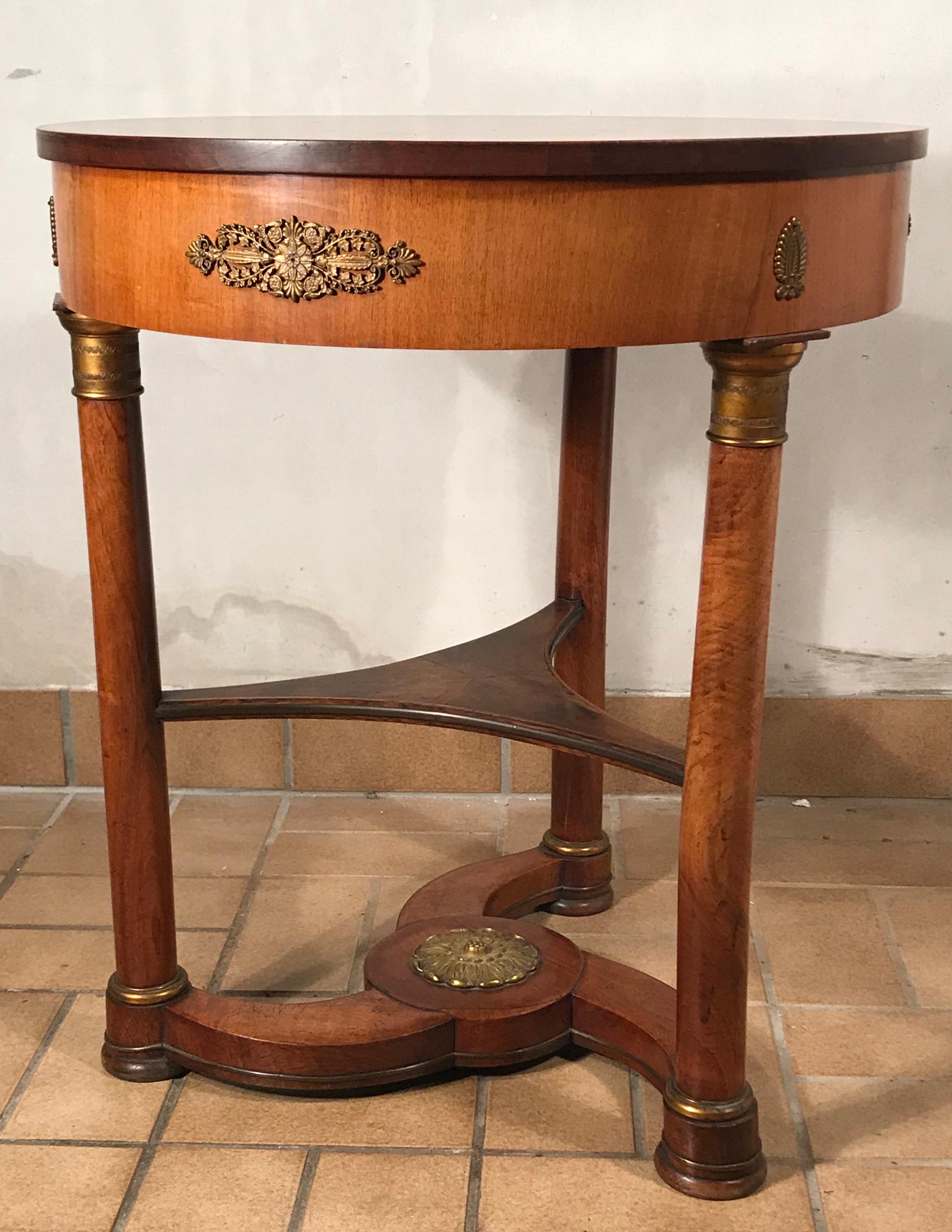 Empire side table, France 1810, mahogany veneer.
Beautiful side table with an exquisitely designed base. The table is in good original condition.