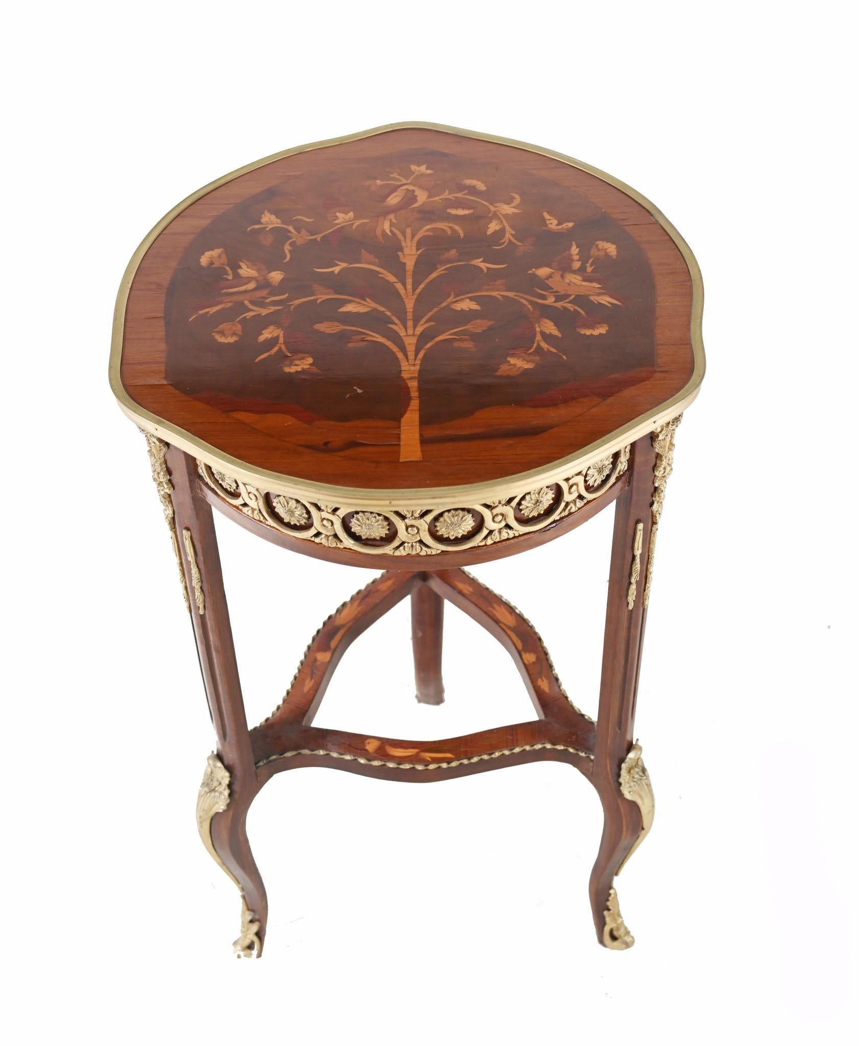 Stai visualizzando un elegante tavolino singolo in stile Eleg, il cui piano è intarsiato con motivi floreali.
Le finiture dorate sono originali del pezzo
Comprato da un commerciante di Marche Biron al mercato dell'antiquariato di Parigi.
Spediamo in