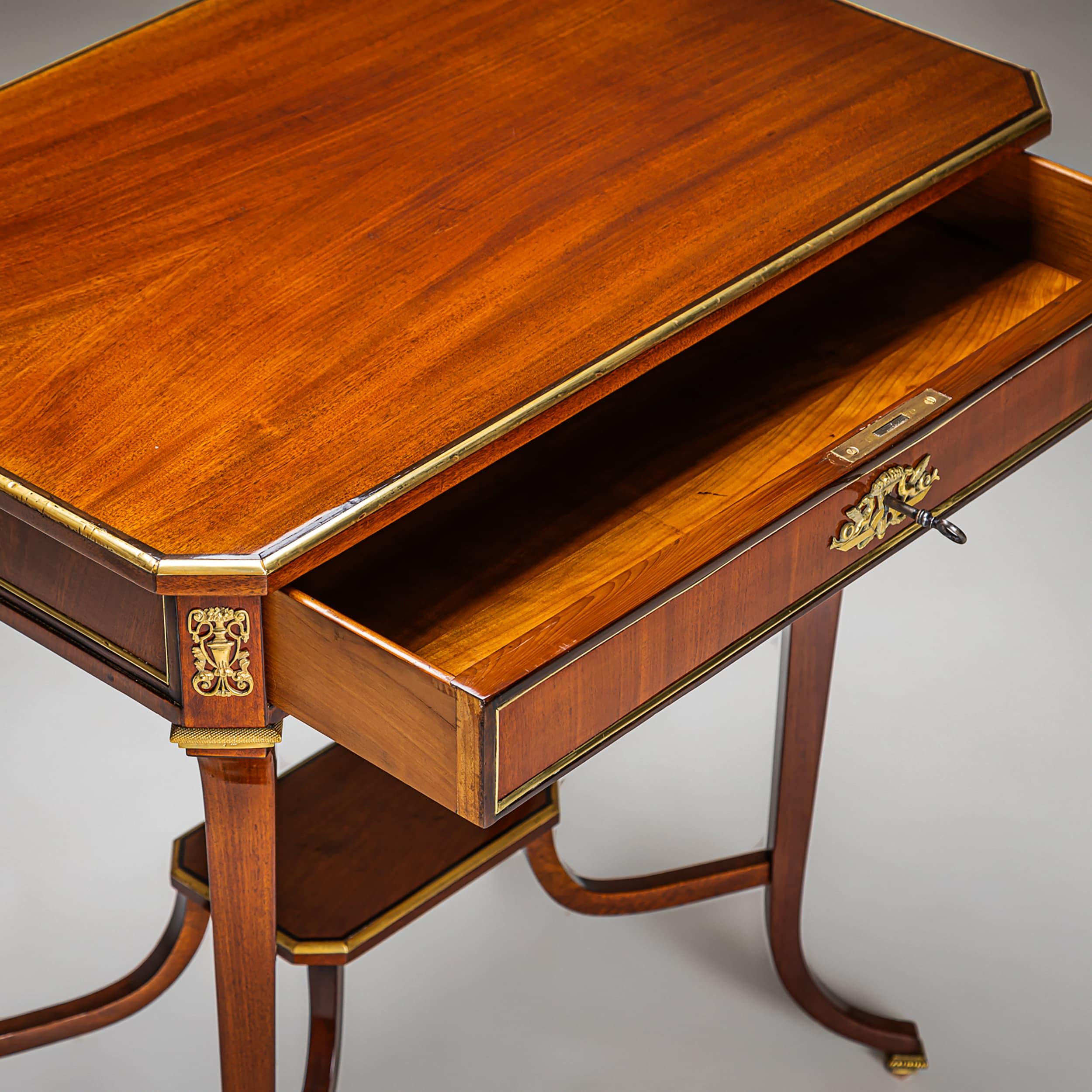 Début du XIXe siècle Table d'appoint Empire, Vienne, vers 1810 en vente