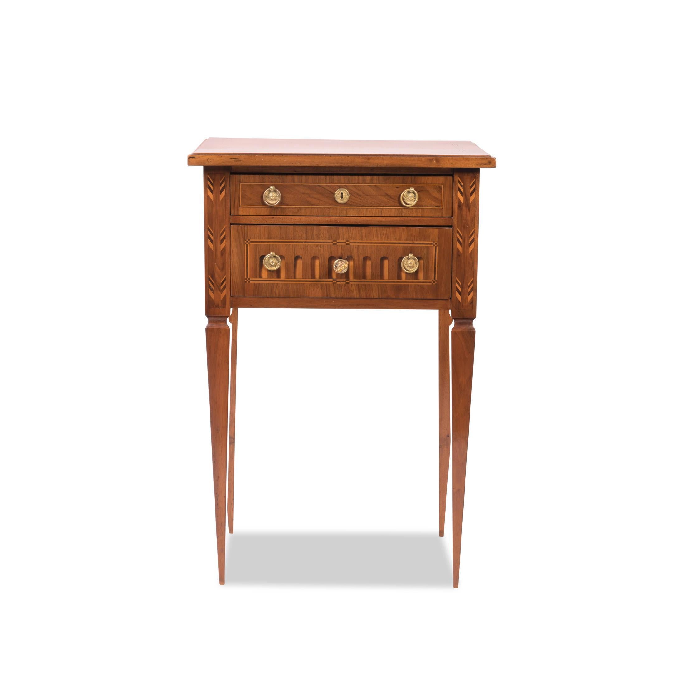 Beistelltisch, Westfalen um 1780/90, Nussbaum, Ahorn, Palisander und andere Edelhölzer furniert und intarsiert, Originalbeschläge, Schellack-Wachspolitur

Höhe 75 cm, Breite 49,5 cm, Tiefe 34 cm