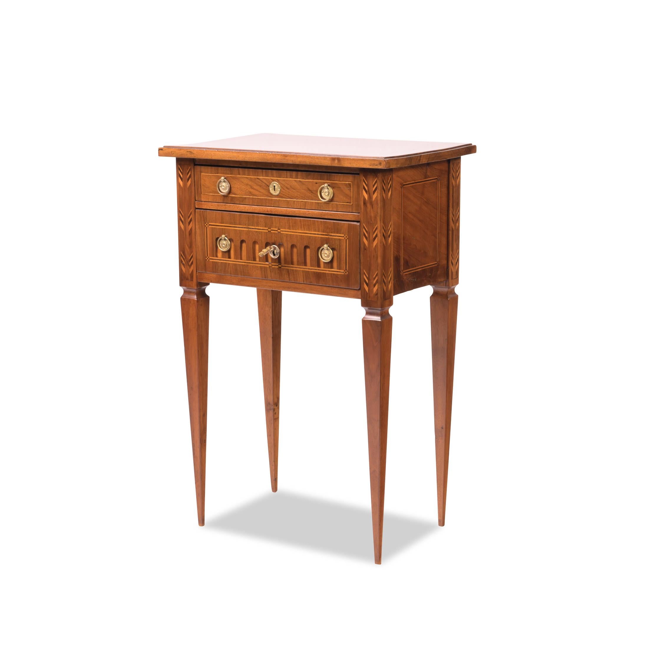 Empire-Beistelltisch mit Schubladen, Westphalia, ca. 1780/90, Nussbaum, Ahorn, Rosenholz (Furnier) im Angebot
