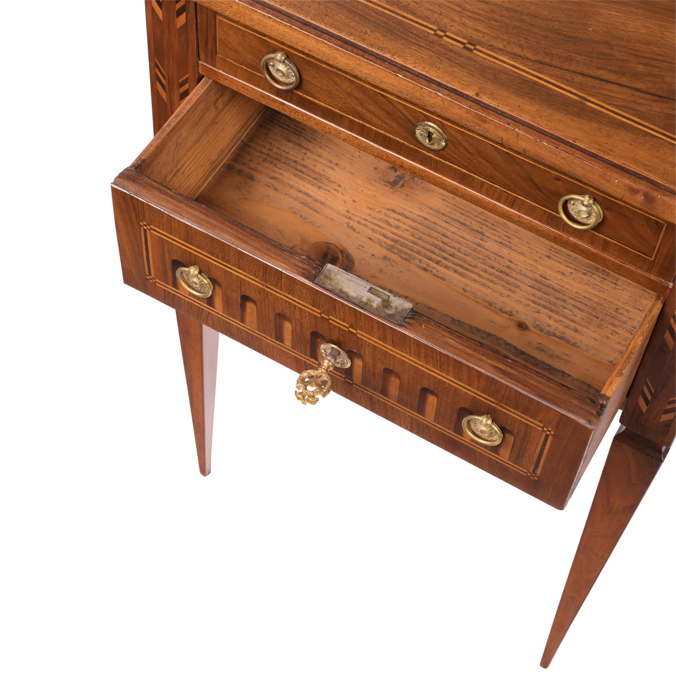 Empire-Beistelltisch mit Schubladen, Westphalia, ca. 1780/90, Nussbaum, Ahorn, Rosenholz im Zustand „Gut“ im Angebot in Münster, DE