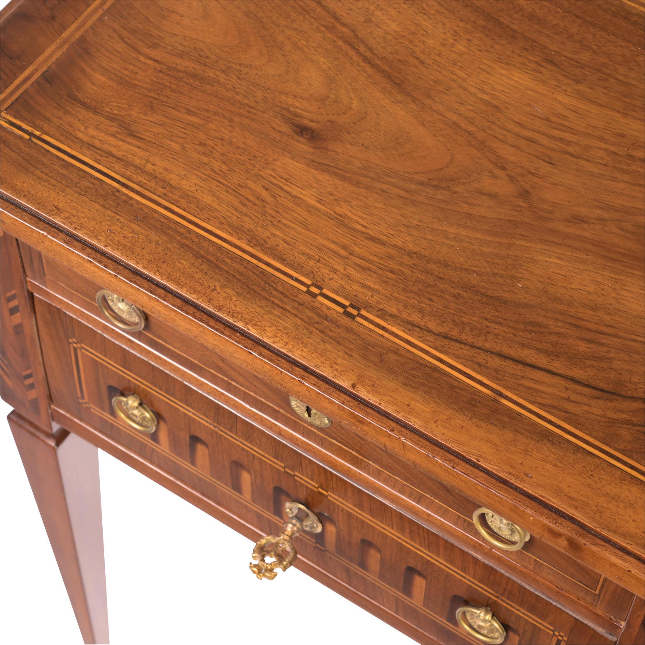 Empire-Beistelltisch mit Schubladen, Westphalia, ca. 1780/90, Nussbaum, Ahorn, Rosenholz (Obstholz) im Angebot