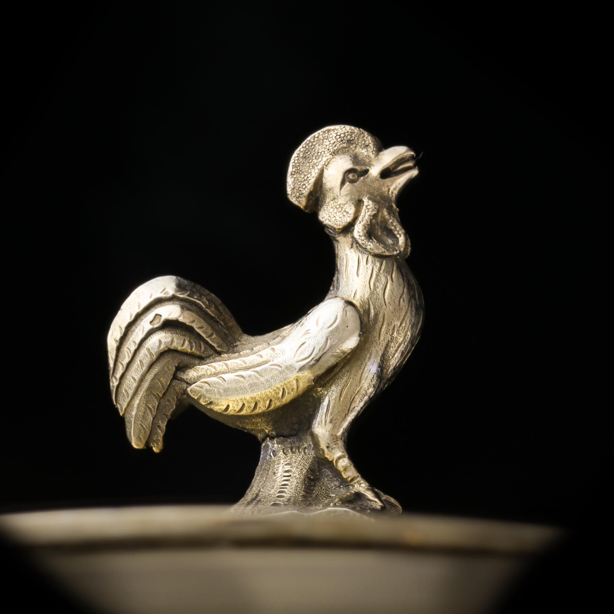 Vase et couvercle Empire en argent doré avec couvercle en forme de coq, France, 1798-1809 en vente 5