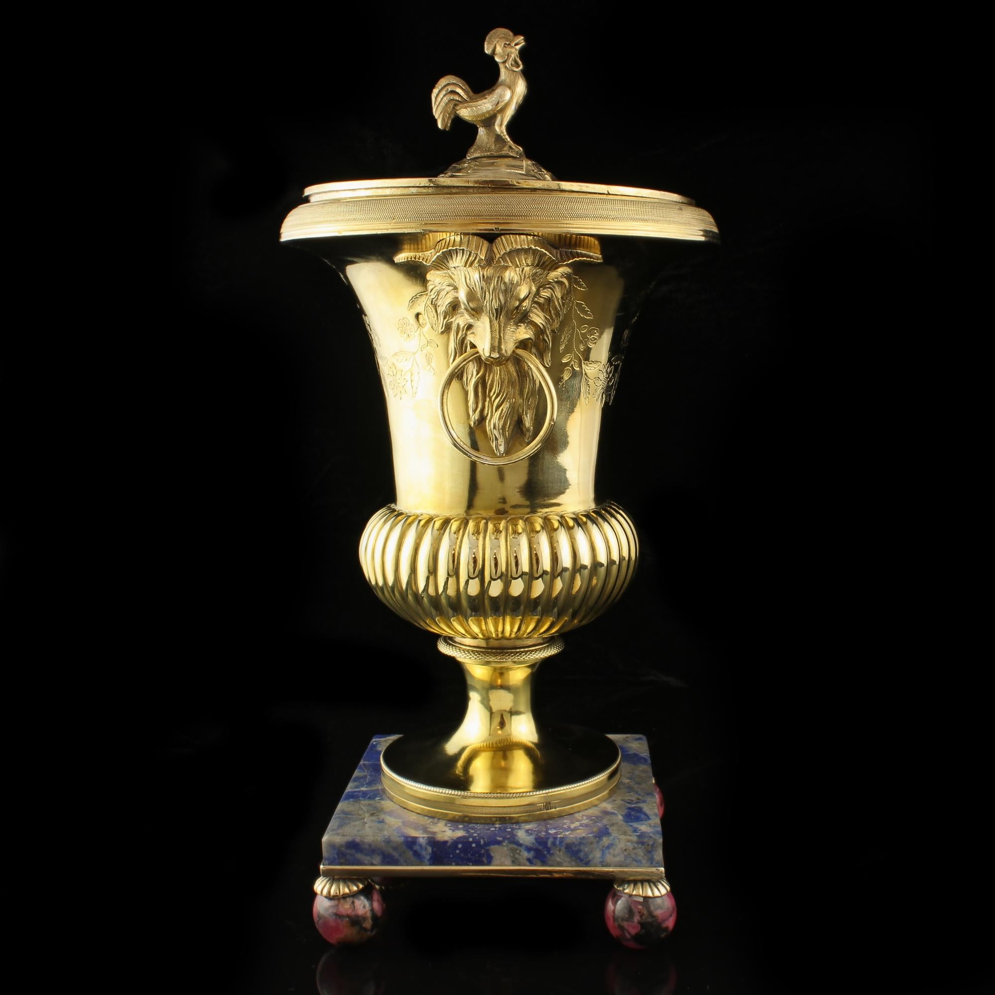 Doré Vase et couvercle Empire en argent doré avec couvercle en forme de coq, France, 1798-1809 en vente