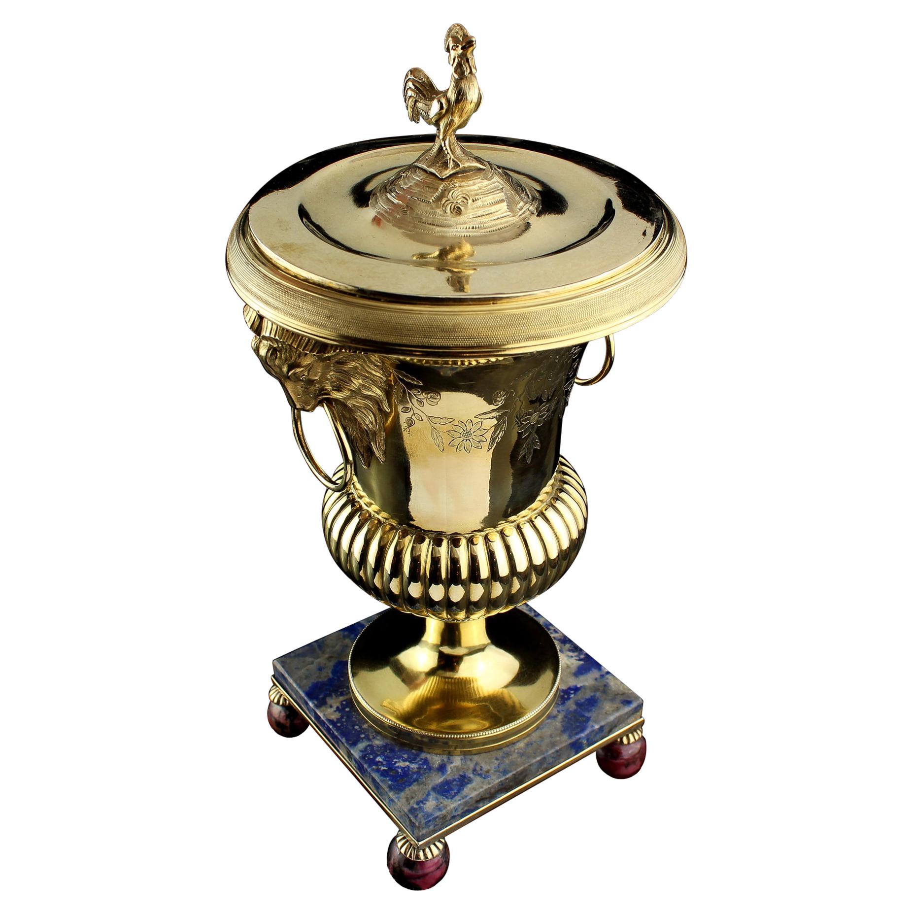 Vase et couvercle Empire en argent doré avec couvercle en forme de coq, France, 1798-1809 en vente