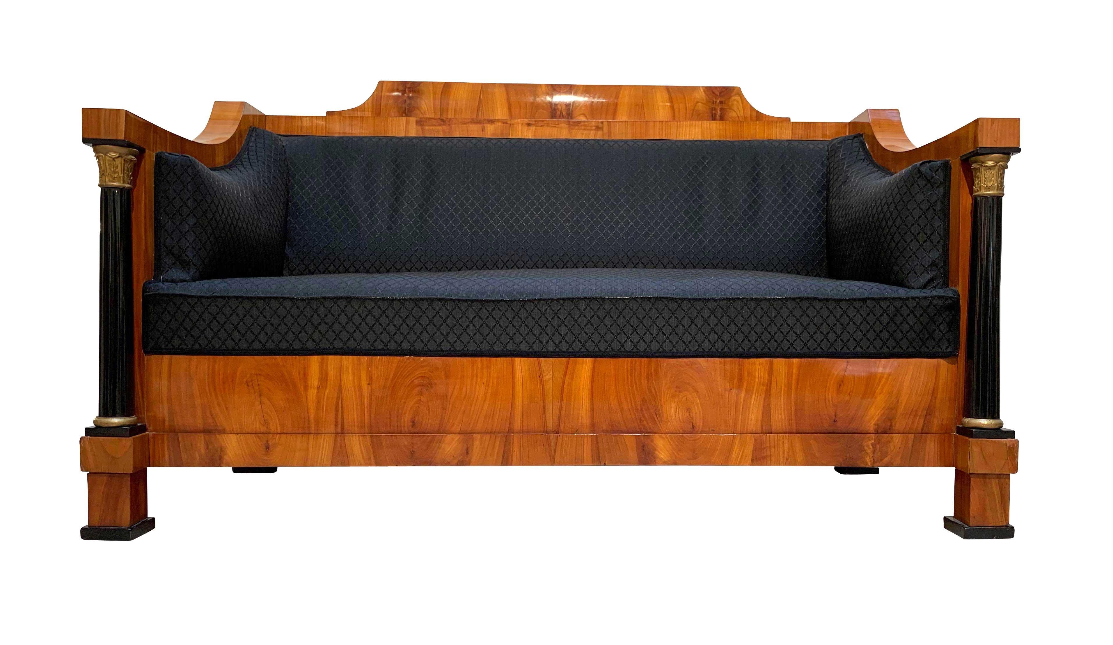 Very elegant Empire Sofa / Settee, Cherry Veneer, Full Columns, Horse Hair, Germany around 1815

Wonderful book-matched cherry veneer, hand-polished with shellac (French Polished).
2 ebonized black full-columns with gold-plated capitels and