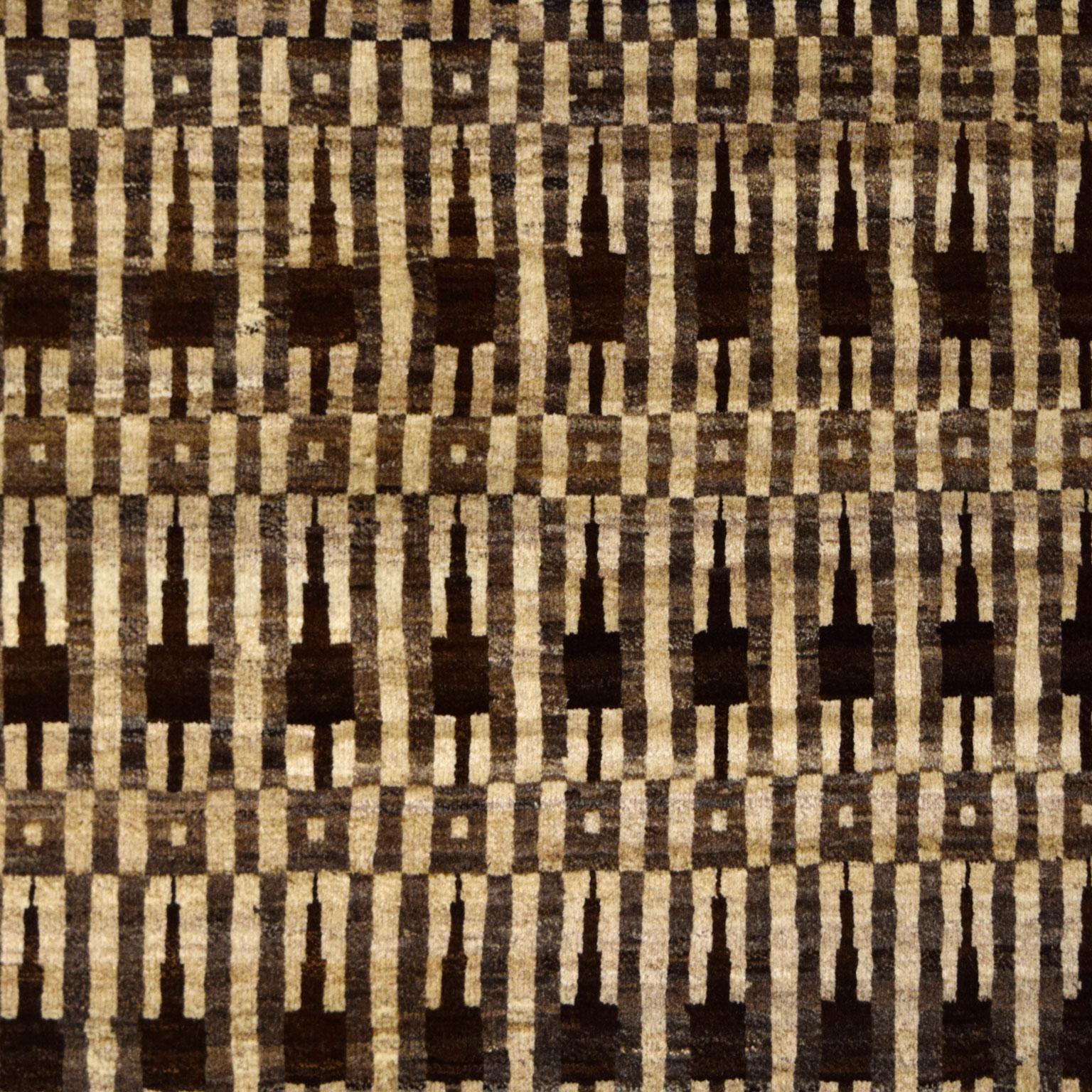 Ce sont les textiles traditionnels de Bakhtiari, datant de plusieurs siècles, qui ont inspiré ce design, et non le monument new-yorkais dont il tire son nom. Les motifs simples d'Empire State créent un contraste saisissant et constituent une