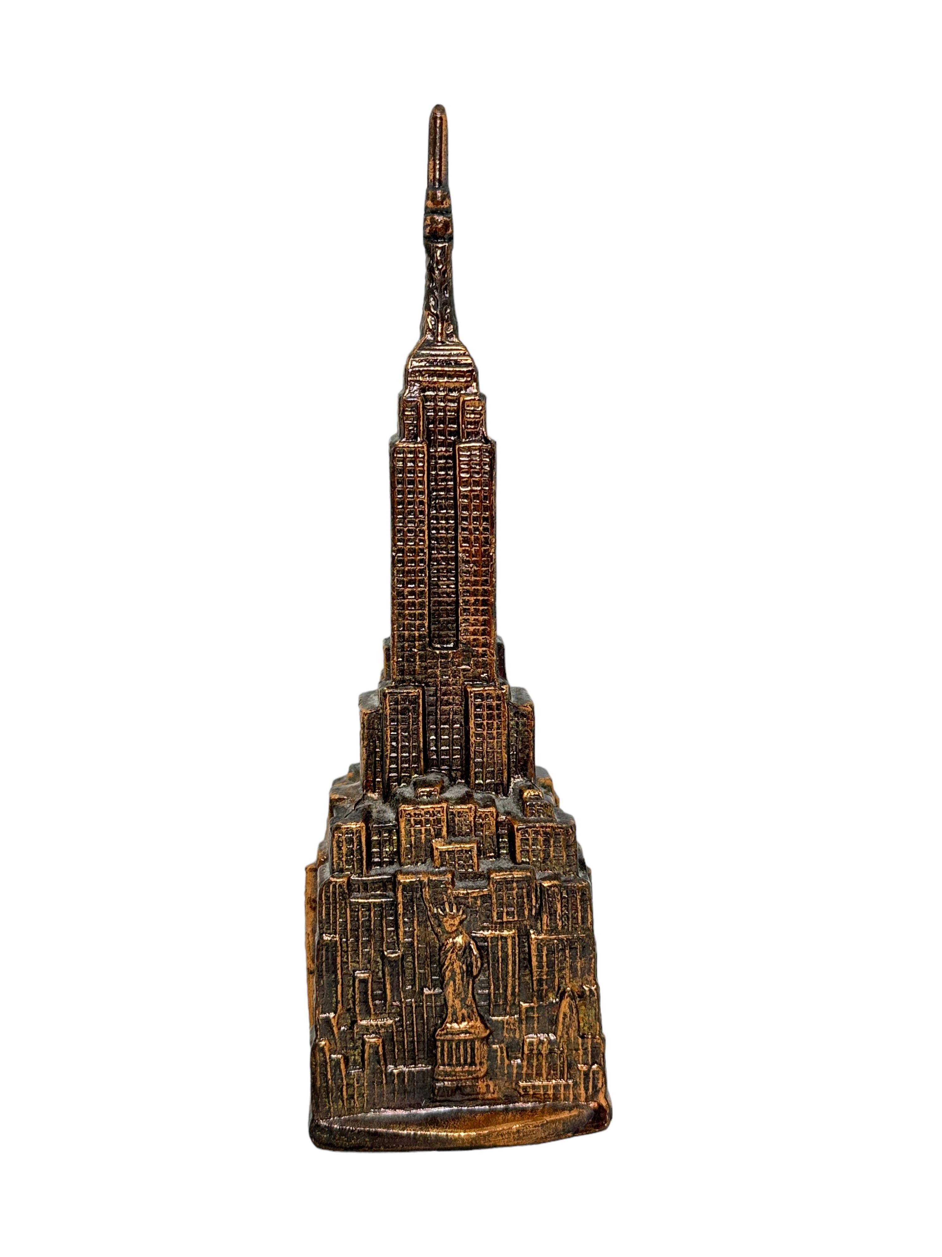 Empire State Building Souvenir Metall Geldkasten Piggy Bank Vintage, 1960er Jahre (Moderne der Mitte des Jahrhunderts) im Angebot