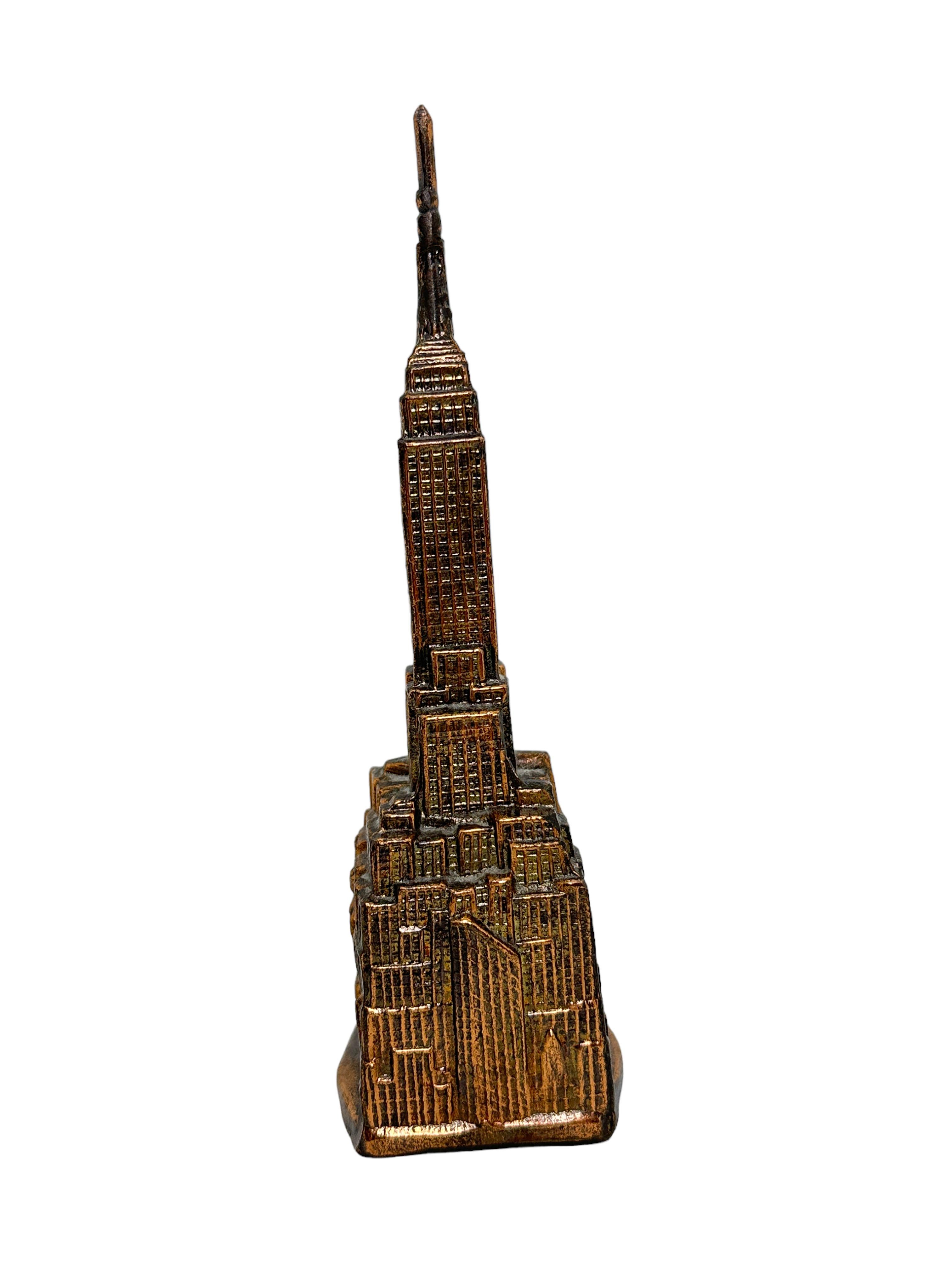 Empire State Building Souvenir Metall Geldkasten Piggy Bank Vintage, 1960er Jahre (amerikanisch) im Angebot