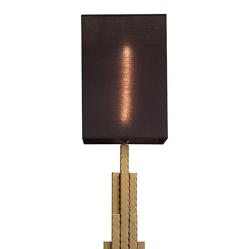 Lampe de table Empire State avec structure artisanale 
en fer forgé. Avec abat-jour noir inclus.