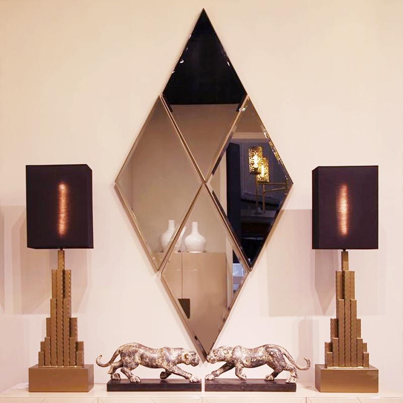 Lampe de table Empire State en finition dorée mate Neuf - En vente à Paris, FR